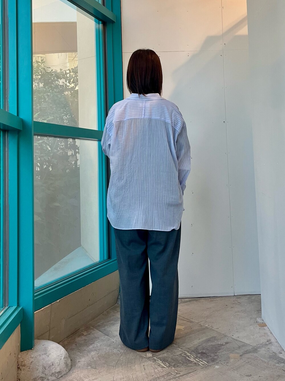 ブラック系のTシャツ/カットソー、その他のその他パンツ、ベージュ系のスニーカーを着用したレディースの夏コーディネートの4枚目の写真