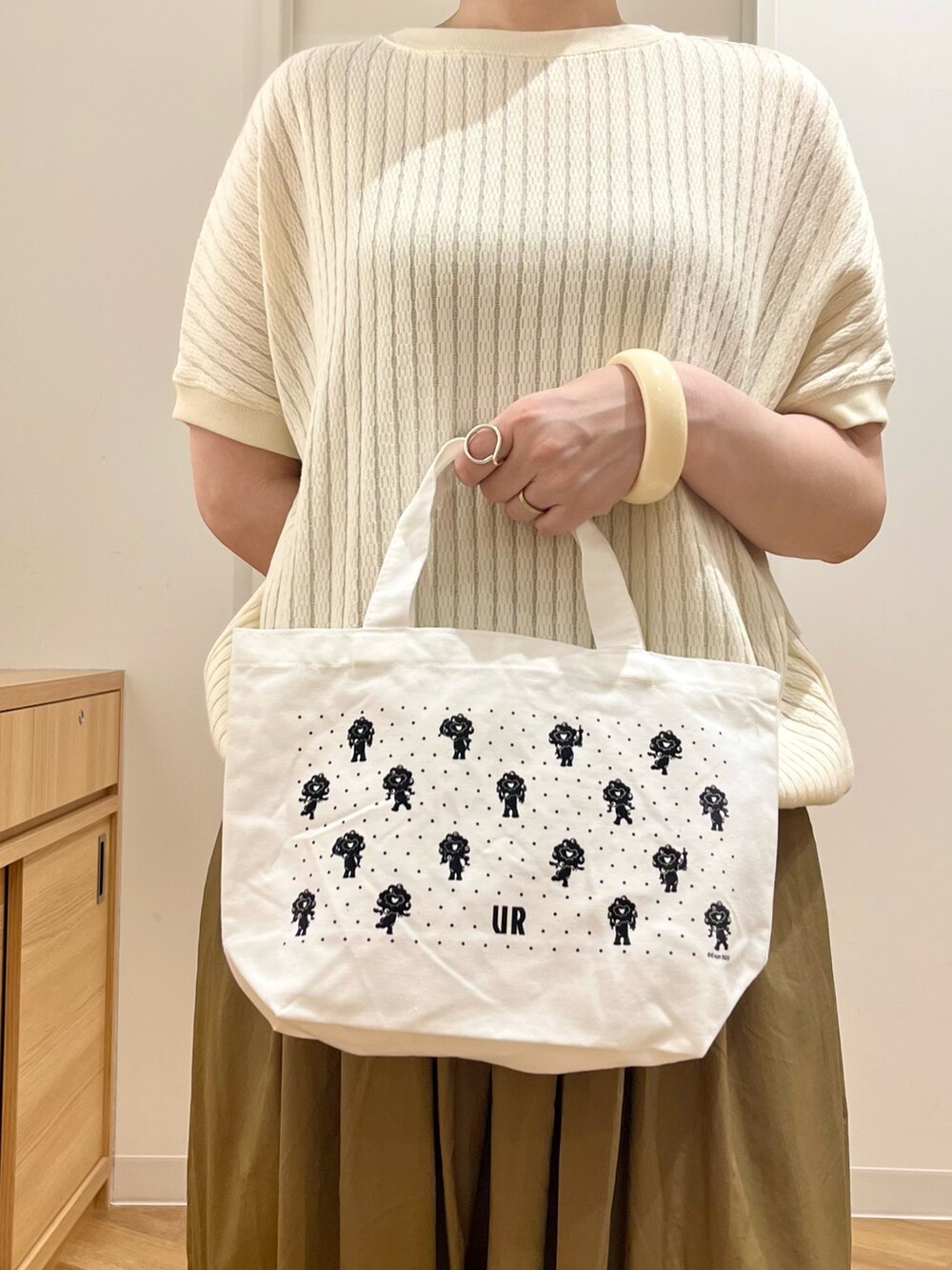 ホワイト系のTシャツ/カットソー、ベージュ系のその他パンツ、ブラウン系のサンダルを着用したレディースの夏コーディネートの4枚目の写真