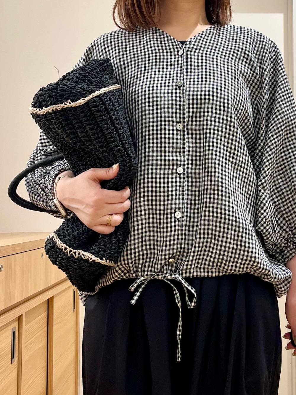 ブラック系のタンクトップ、その他のシャツ/ブラウス、ブラック系のトートバッグを着用したレディースの夏コーディネートの7枚目の写真