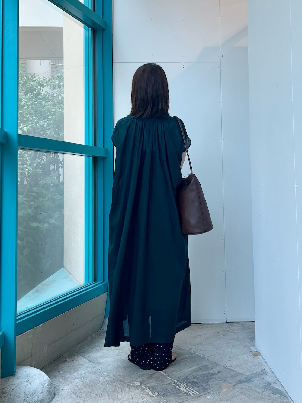ブラック系のその他パンツ、ブラック系のサンダル、ブラウン系のショルダーバッグを着用したレディースの夏コーディネートの4枚目の写真