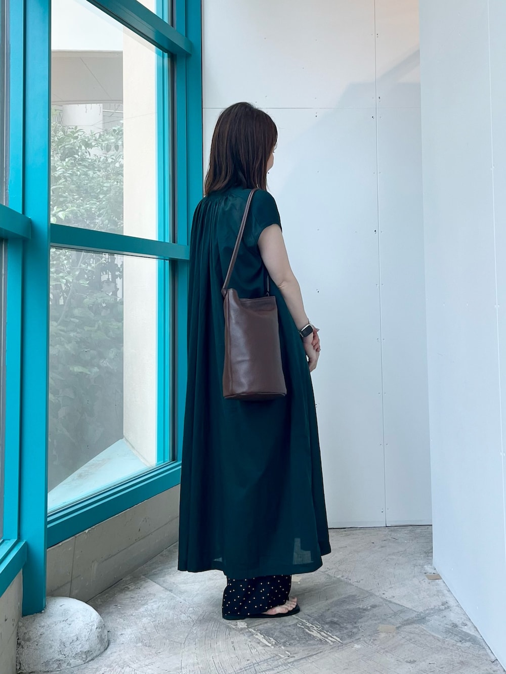 ブラック系のその他パンツ、ブラック系のサンダル、ブラウン系のショルダーバッグを着用したレディースの夏コーディネートの3枚目の写真