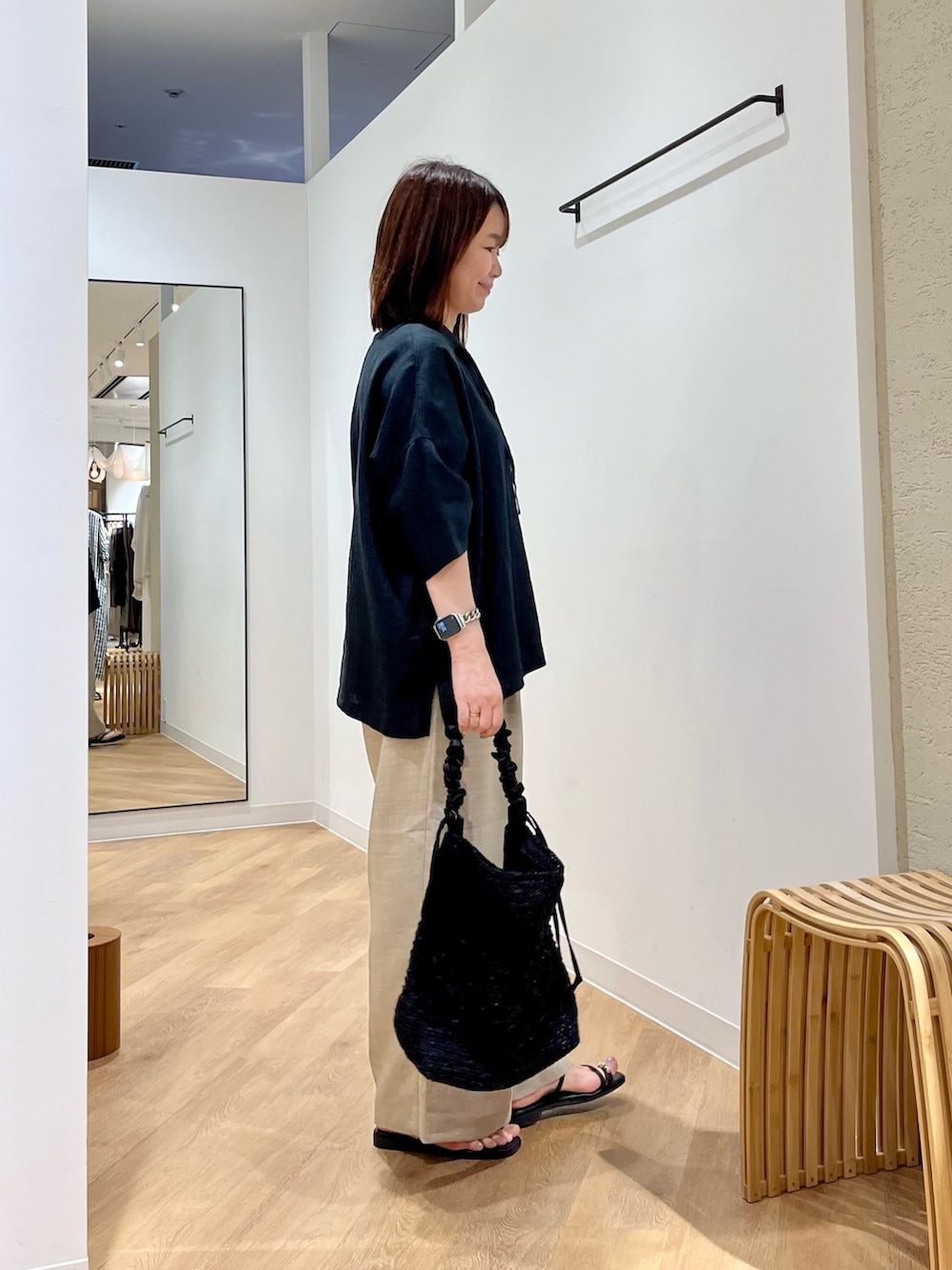 ホワイト系のタンクトップ、ブラック系のシャツ/ブラウス、ベージュ系のその他パンツを着用したレディースの夏コーディネートの2枚目の写真