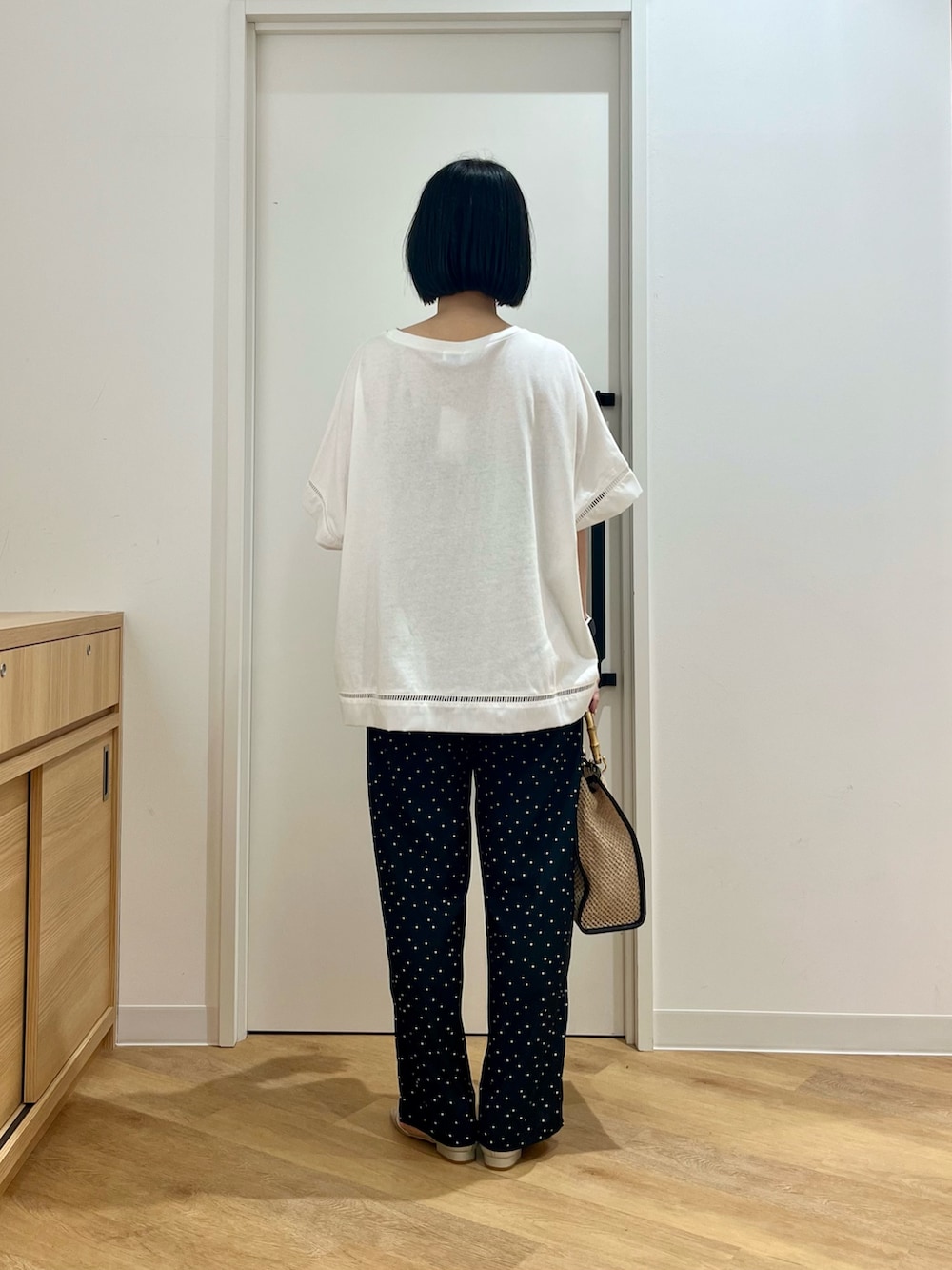 ホワイト系のTシャツ/カットソー、ブルー系のその他パンツ、ブラック系のショルダーバッグを着用したレディースの夏コーディネートの4枚目の写真