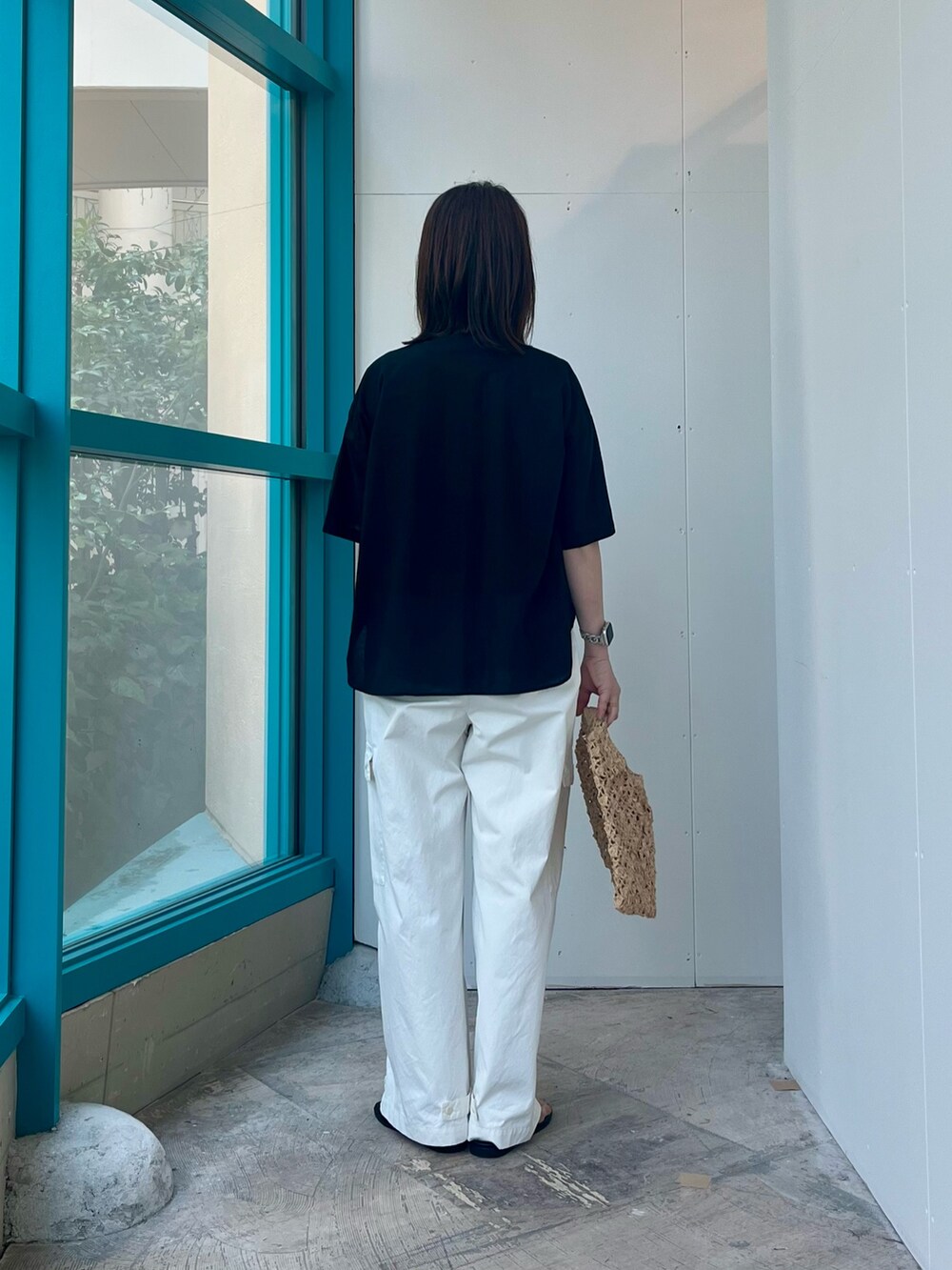 ブラック系のシャツ/ブラウス、ホワイト系のその他パンツ、ベージュ系のハンドバッグを着用したレディースの夏コーディネートの3枚目の写真