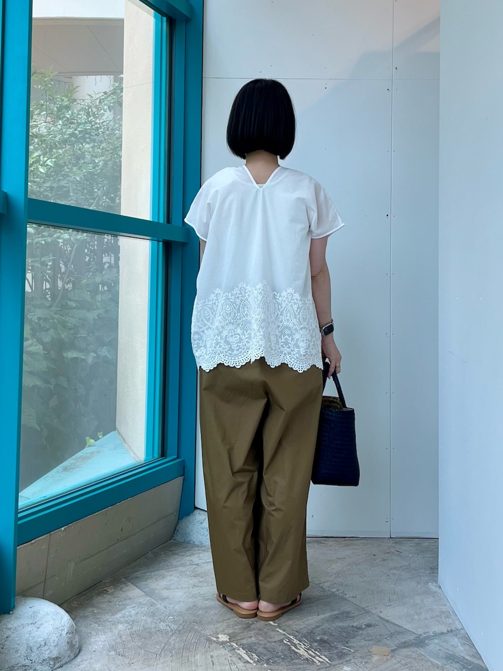 ホワイト系のタンクトップ、ホワイト系のシャツ/ブラウス、ベージュ系のその他パンツを着用したレディースの夏コーディネートの4枚目の写真