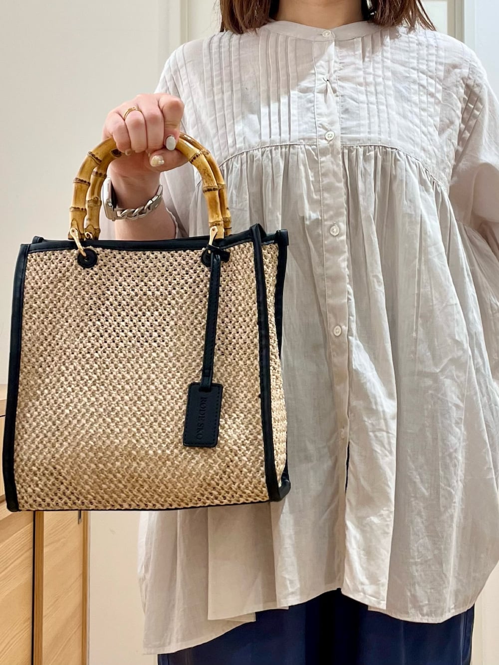 グレー系のシャツ/ブラウス、ブルー系のその他パンツ、ブラック系のショルダーバッグを着用したレディースの夏コーディネートの6枚目の写真