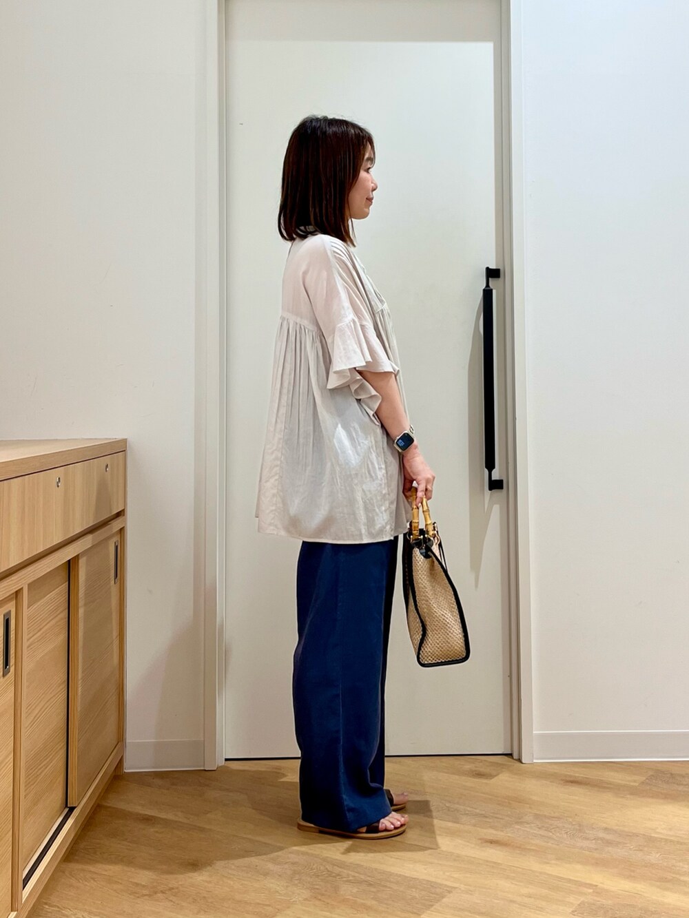 グレー系のシャツ/ブラウス、ブルー系のその他パンツ、ブラック系のショルダーバッグを着用したレディースの夏コーディネートの4枚目の写真