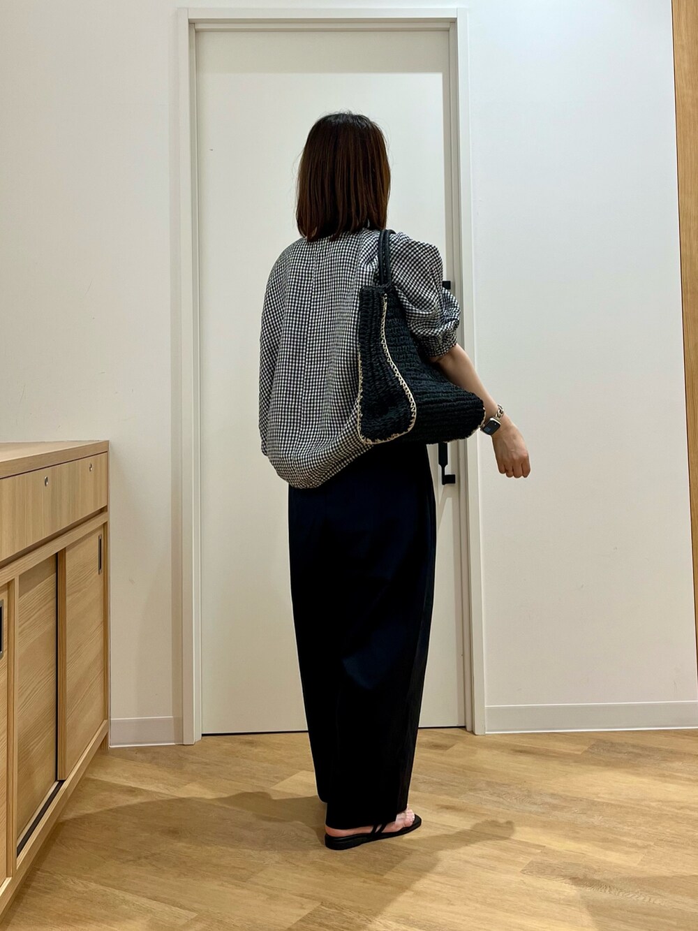 ブラック系のタンクトップ、その他のシャツ/ブラウス、ブラック系のトートバッグを着用したレディースの夏コーディネートの4枚目の写真