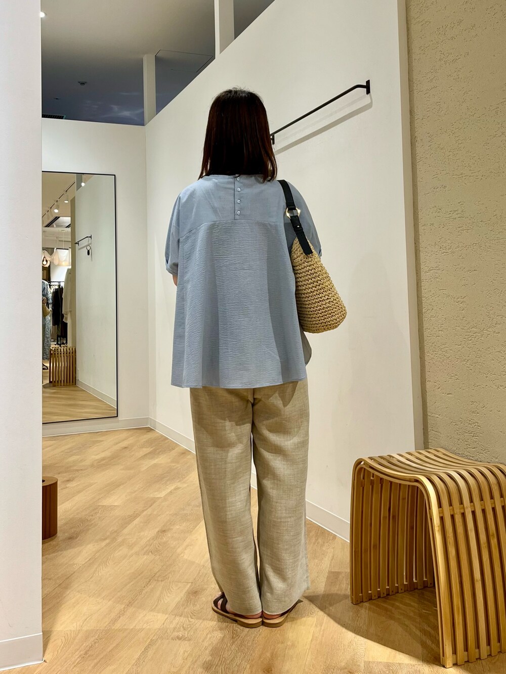 ベージュ系のその他パンツ、ブラウン系のサンダル、ブルー系のシャツ/ブラウスを着用したレディースの夏コーディネートの5枚目の写真