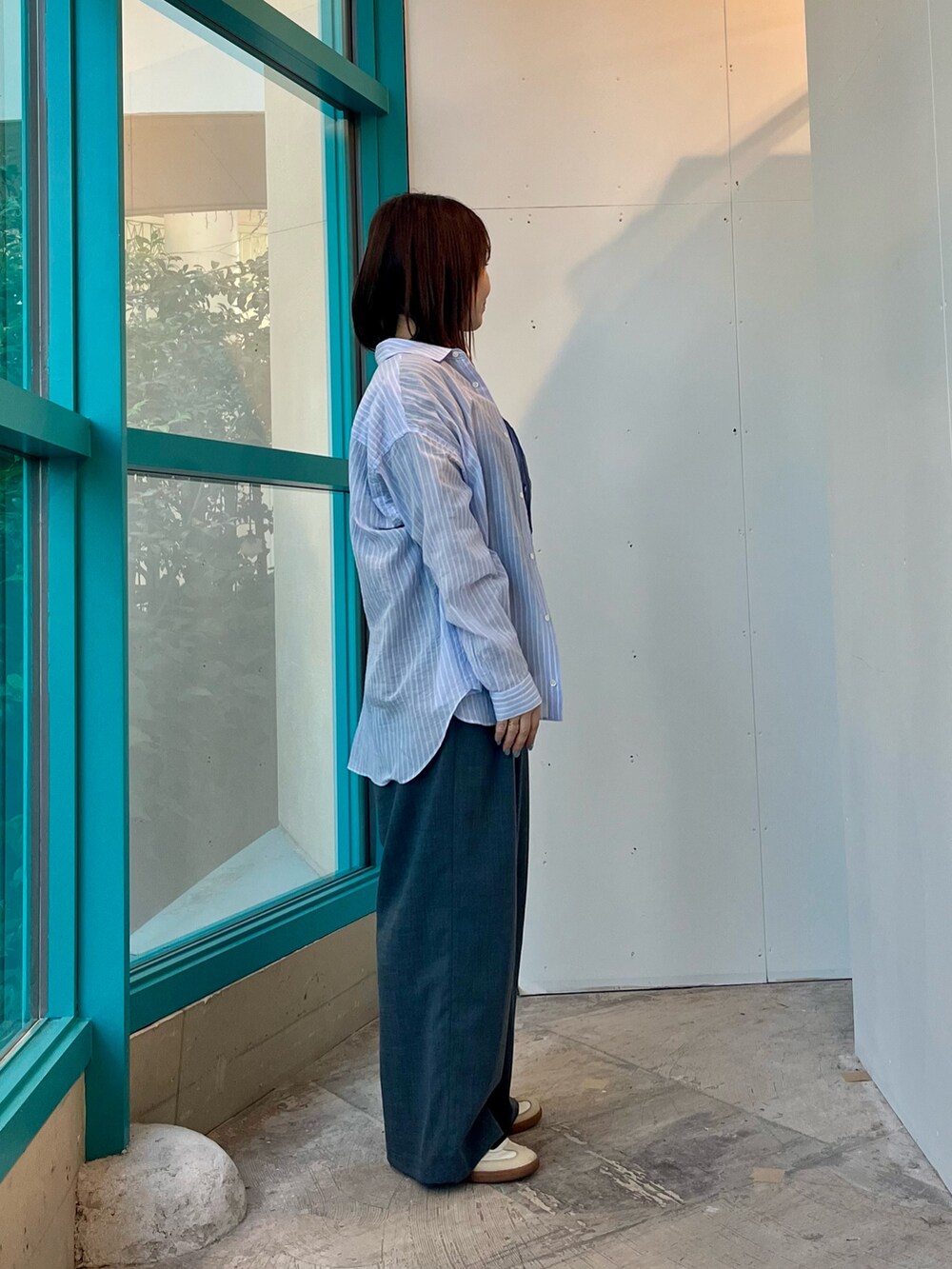 ブラック系のTシャツ/カットソー、その他のその他パンツ、ベージュ系のスニーカーを着用したレディースの夏コーディネートの3枚目の写真