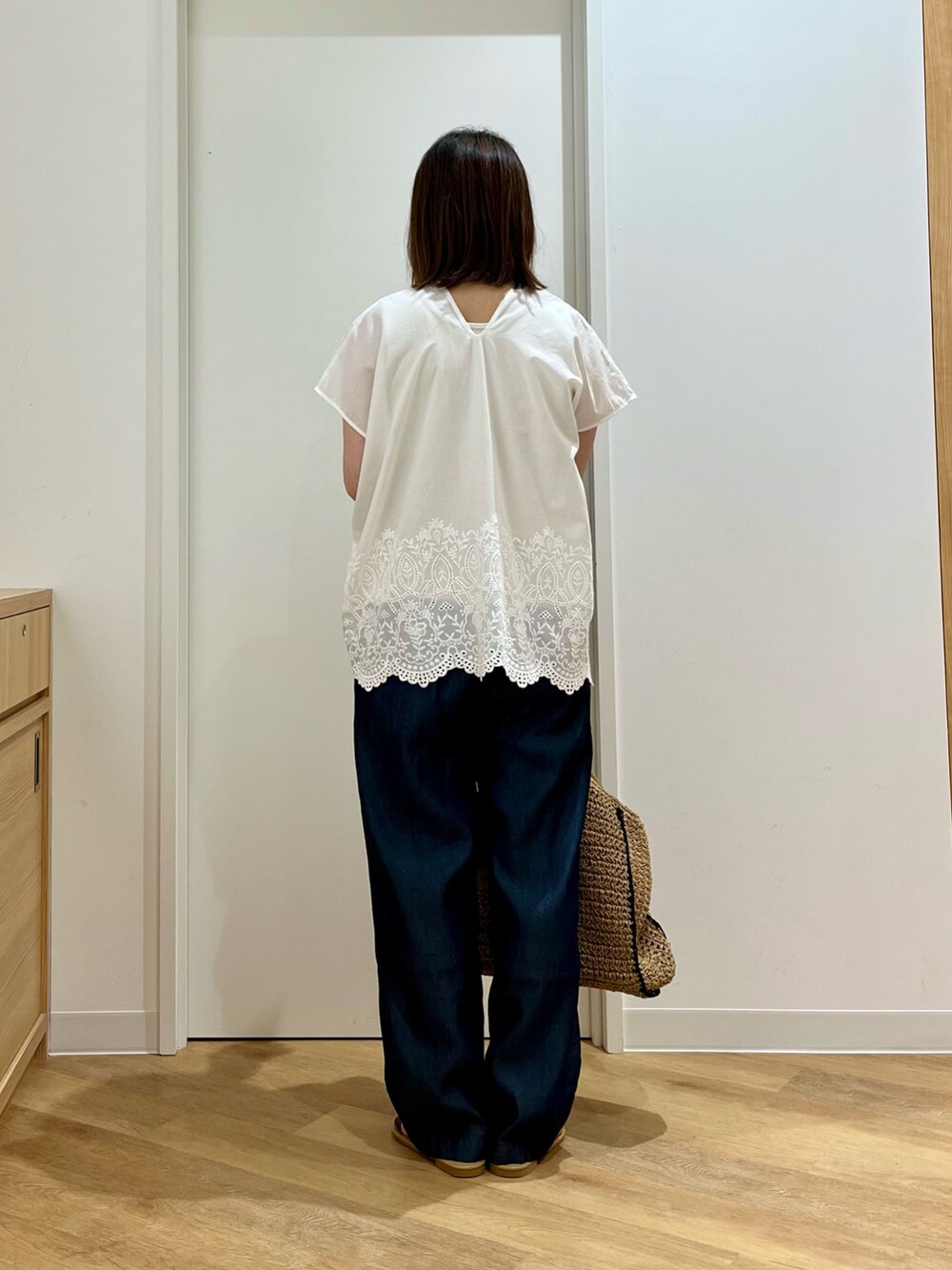 ホワイト系のシャツ/ブラウス、ホワイト系のタンクトップ、ブルー系のデニムパンツを着用したレディースの夏コーディネートの4枚目の写真