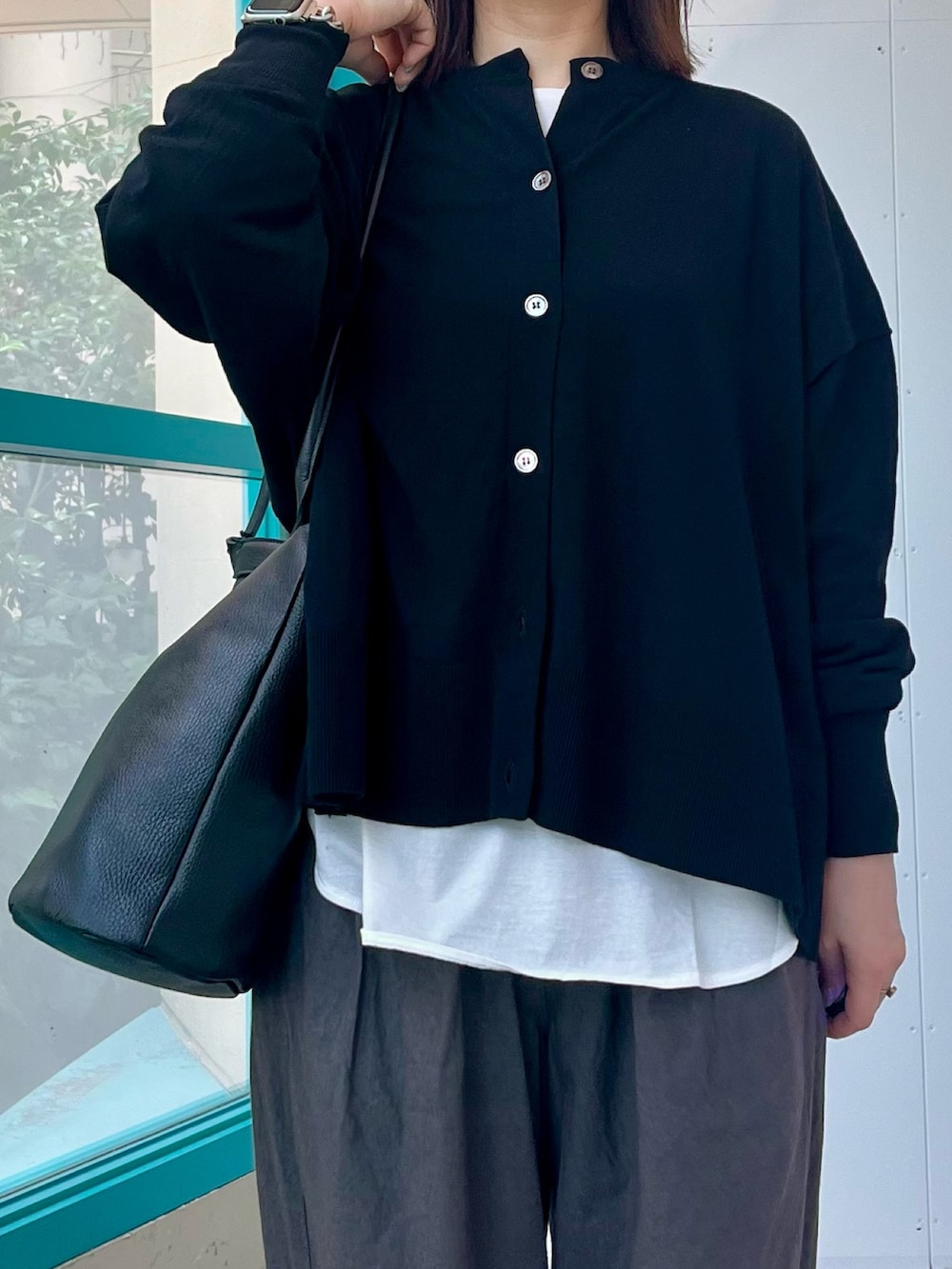 ブラック系のカーディガン/ボレロ、ホワイト系のTシャツ/カットソー、グレー系のその他パンツを着用したレディースの夏コーディネートの4枚目の写真