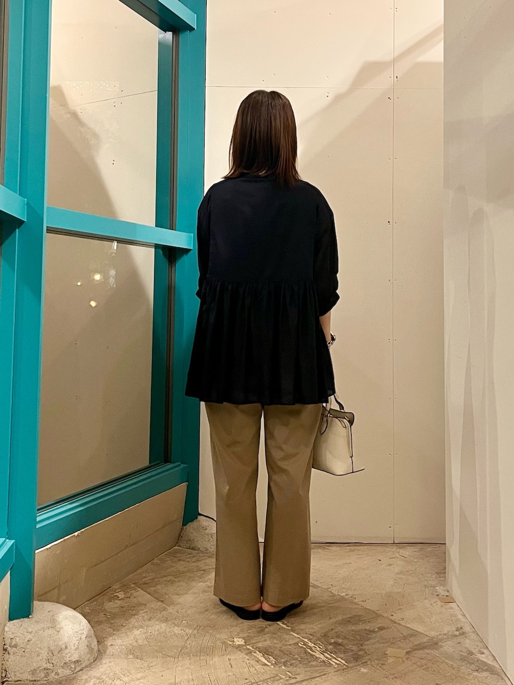 ブルー系のシャツ/ブラウス、ベージュ系のその他パンツ、ブラック系のサンダルを着用したレディースの夏コーディネートの3枚目の写真
