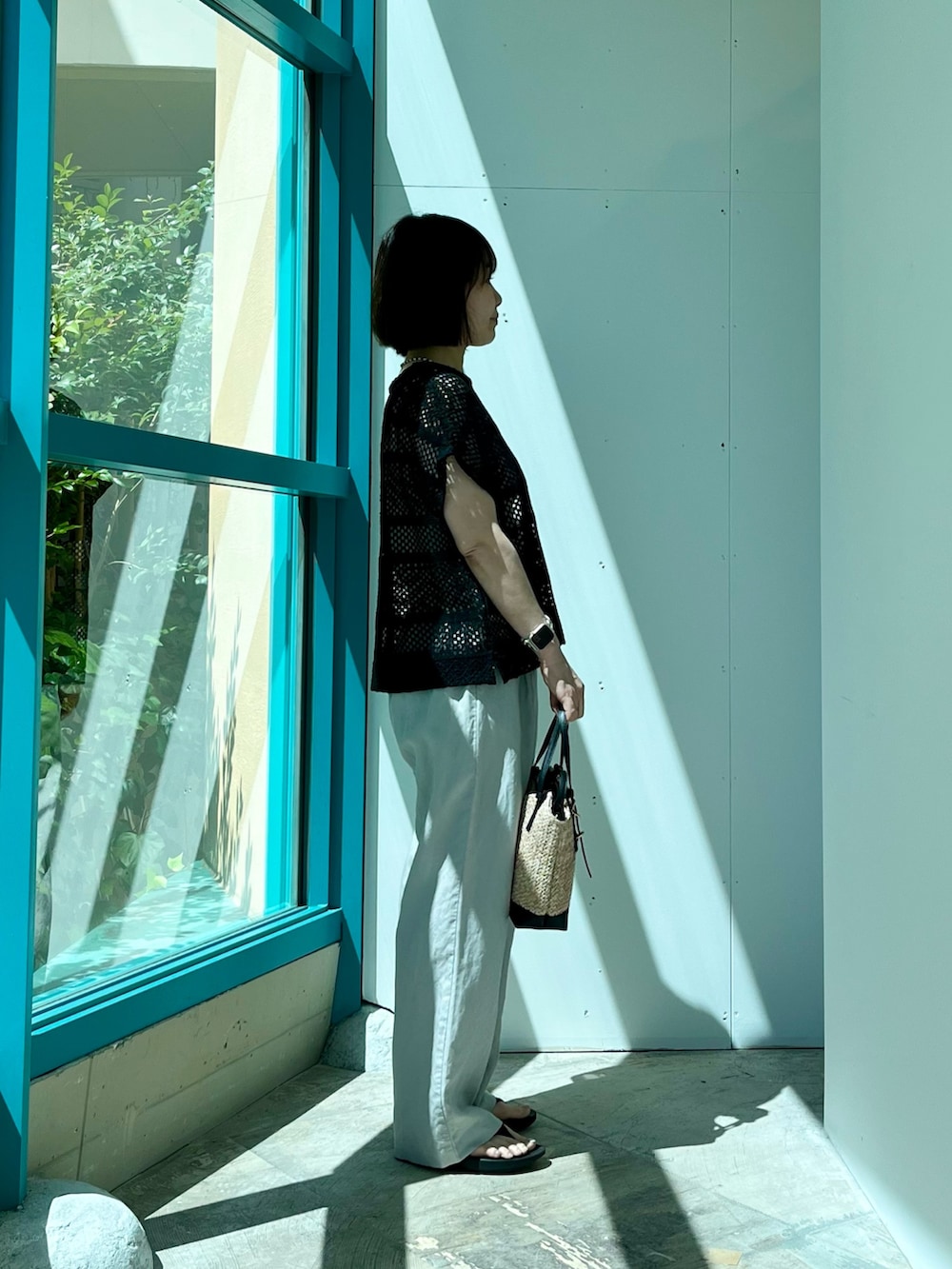 ブラック系のその他トップス、ホワイト系のタンクトップ、ベージュ系のその他パンツを着用したレディースの夏コーディネートの2枚目の写真