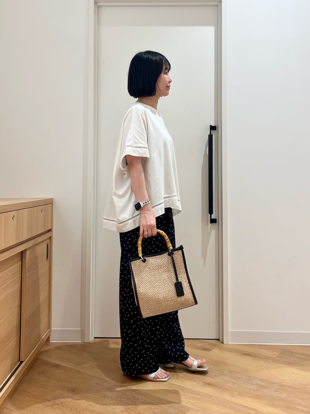 ホワイト系のTシャツ/カットソー、ブルー系のその他パンツ、ブラック系のショルダーバッグを着用したレディースの夏コーディネートの3枚目の写真