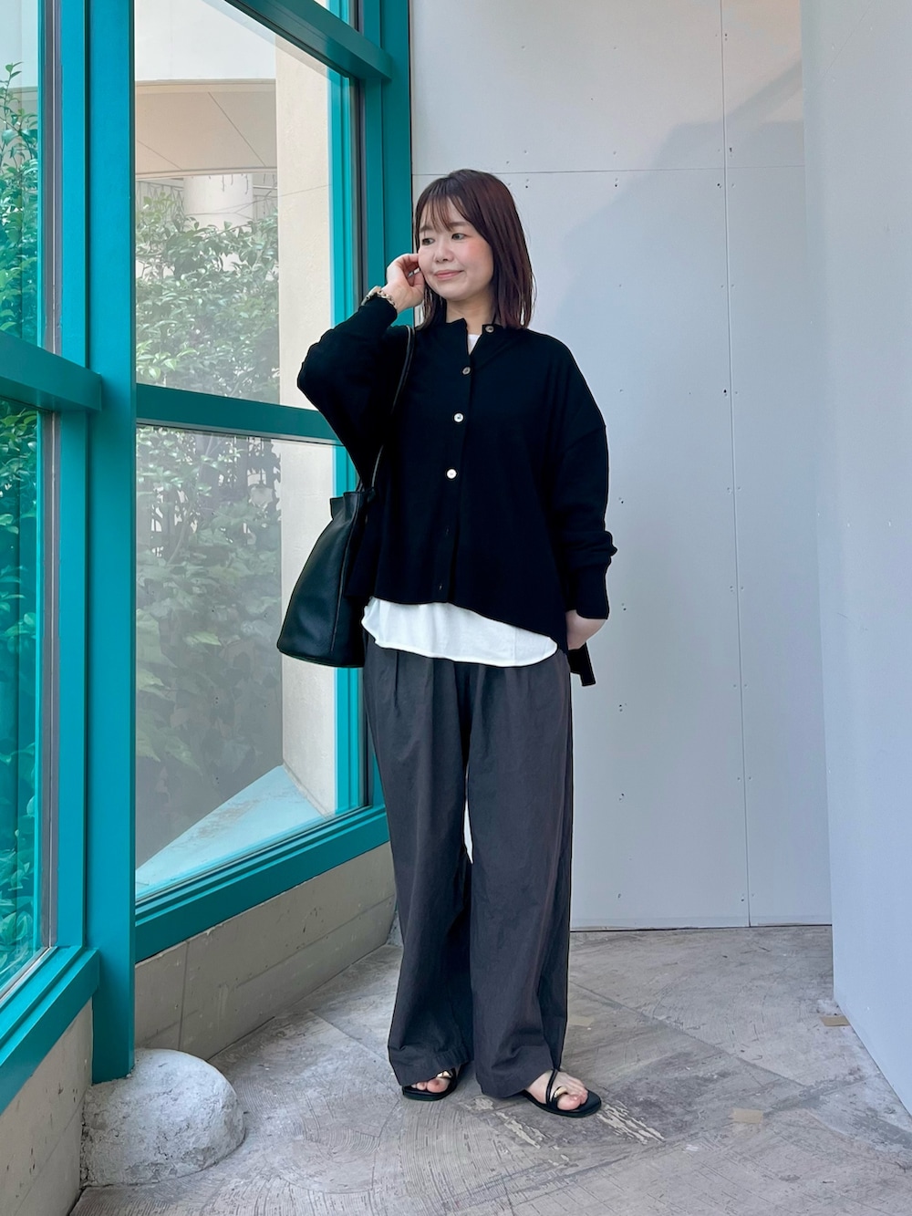 ブラック系のカーディガン/ボレロ、ホワイト系のTシャツ/カットソー、グレー系のその他パンツを着用したレディースの夏コーディネートの3枚目の写真