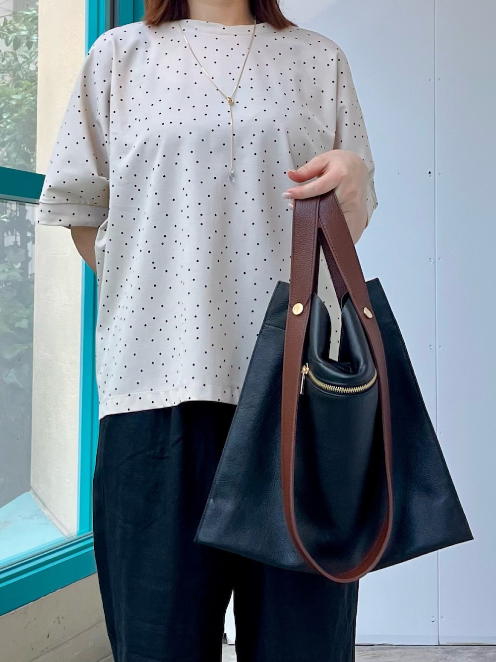 ベージュ系のTシャツ/カットソー、ブラック系のその他パンツ、ブラック系のサンダルを着用したレディースの夏コーディネートの5枚目の写真