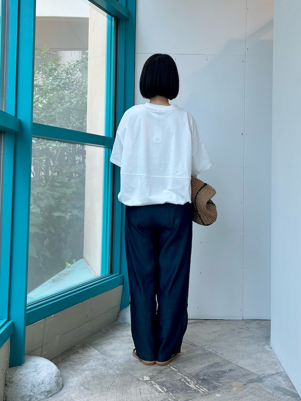 ホワイト系のTシャツ/カットソー、ブルー系のデニムパンツ、ベージュ系のトートバッグを着用したレディースの夏コーディネートの5枚目の写真