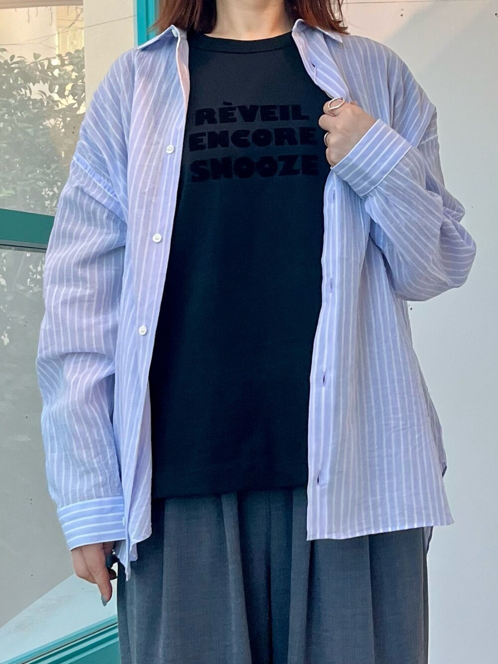 ブラック系のTシャツ/カットソー、その他のその他パンツ、ベージュ系のスニーカーを着用したレディースの夏コーディネートの2枚目の写真