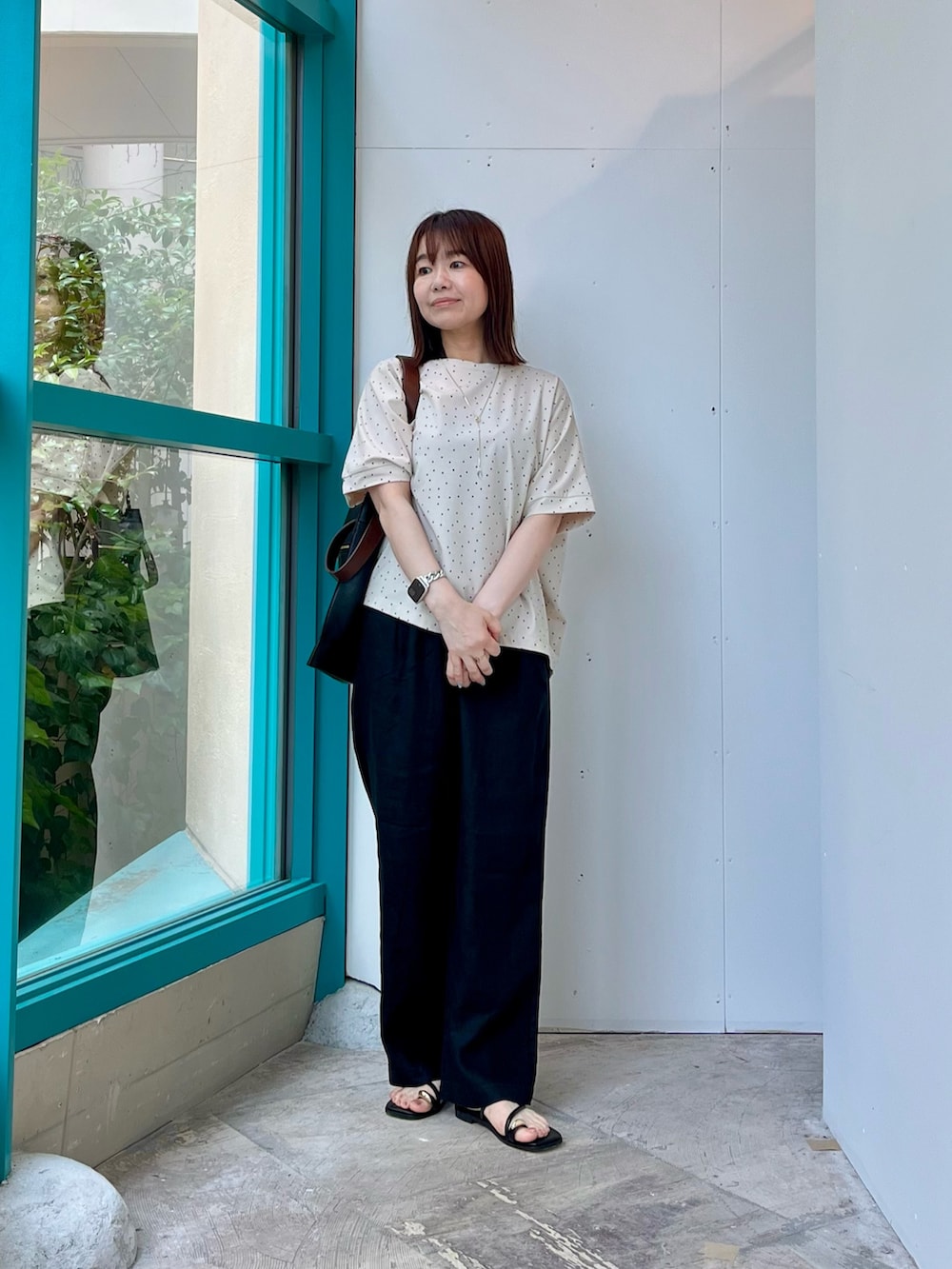 ベージュ系のTシャツ/カットソー、ブラック系のその他パンツ、ブラック系のサンダルを着用したレディースの夏コーディネートの3枚目の写真