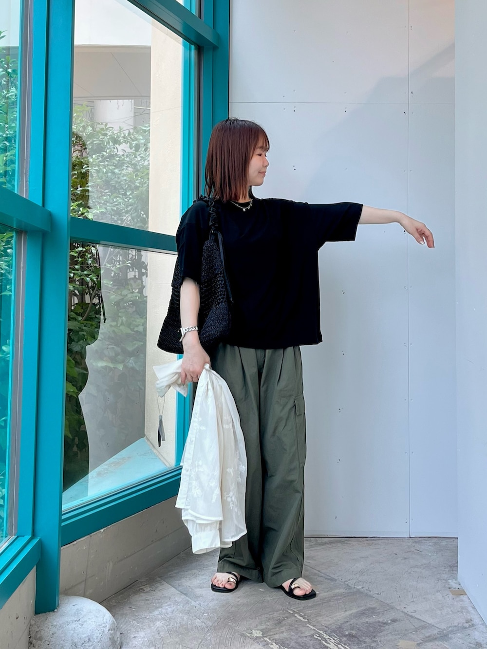 ブラック系のサンダル、ベージュ系のシャツ/ブラウス、ブラック系のTシャツ/カットソーを着用したレディースの夏コーディネートの4枚目の写真