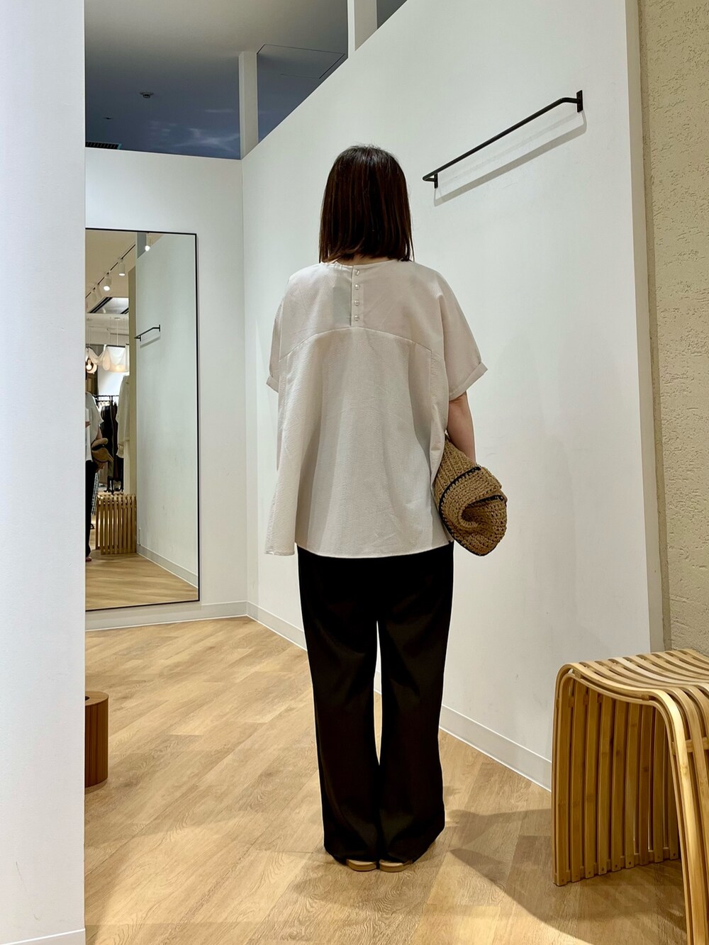ベージュ系のトートバッグ、グレー系のシャツ/ブラウス、ブラウン系のサンダルを着用したレディースの夏コーディネートの4枚目の写真