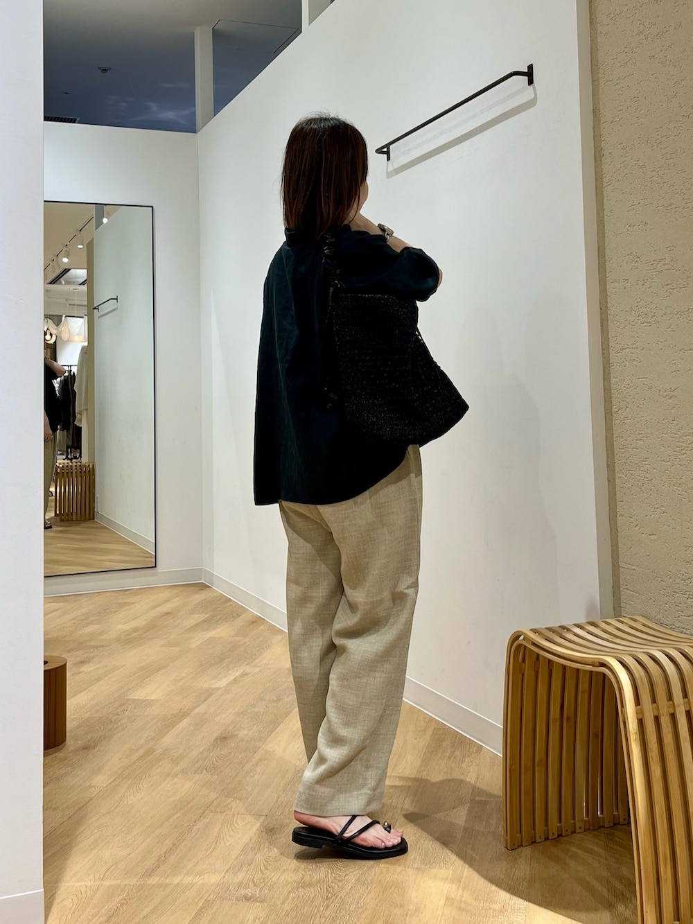 ホワイト系のタンクトップ、ブラック系のシャツ/ブラウス、ベージュ系のその他パンツを着用したレディースの夏コーディネートの3枚目の写真