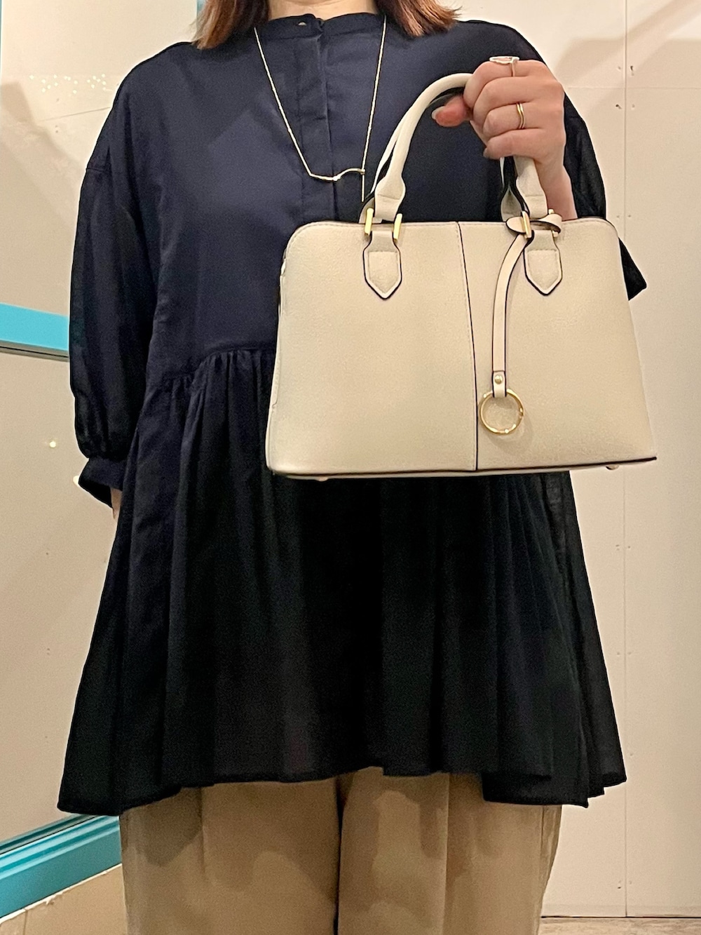 ブルー系のシャツ/ブラウス、ベージュ系のその他パンツ、ブラック系のサンダルを着用したレディースの夏コーディネートの4枚目の写真