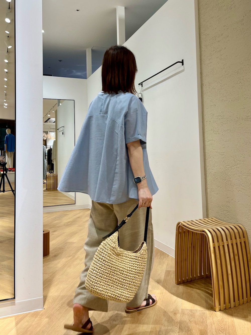 ベージュ系のその他パンツ、ブラウン系のサンダル、ブルー系のシャツ/ブラウスを着用したレディースの夏コーディネートの4枚目の写真