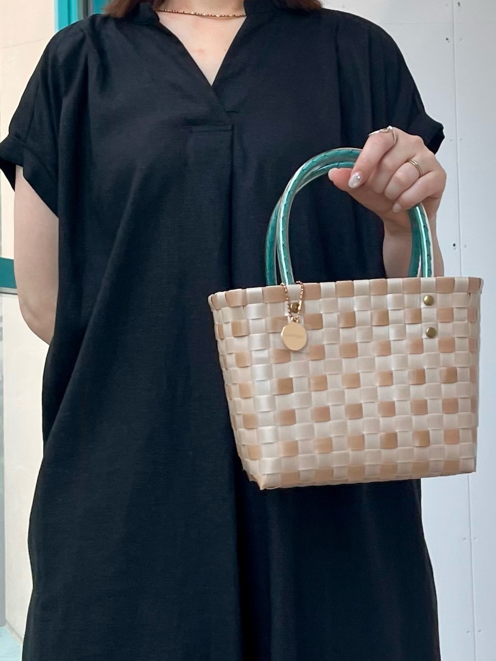 ブラック系のワンピース、ベージュ系のショルダーバッグ、ベージュ系のその他パンツを着用したレディースの夏コーディネートの4枚目の写真