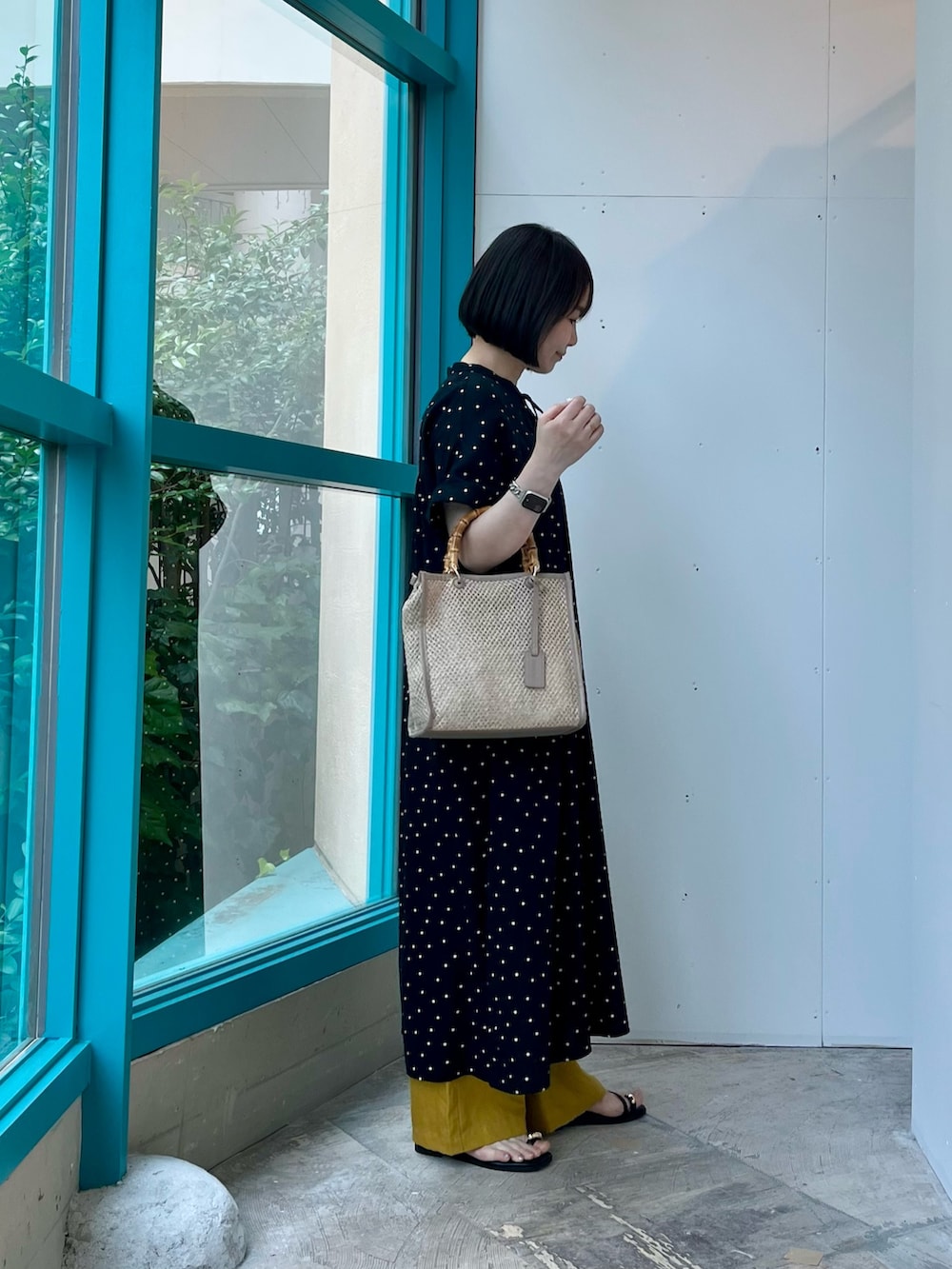 ブラック系のワンピース、ベージュ系のショルダーバッグ、イエロー系のその他パンツを着用したレディースの夏コーディネートの3枚目の写真