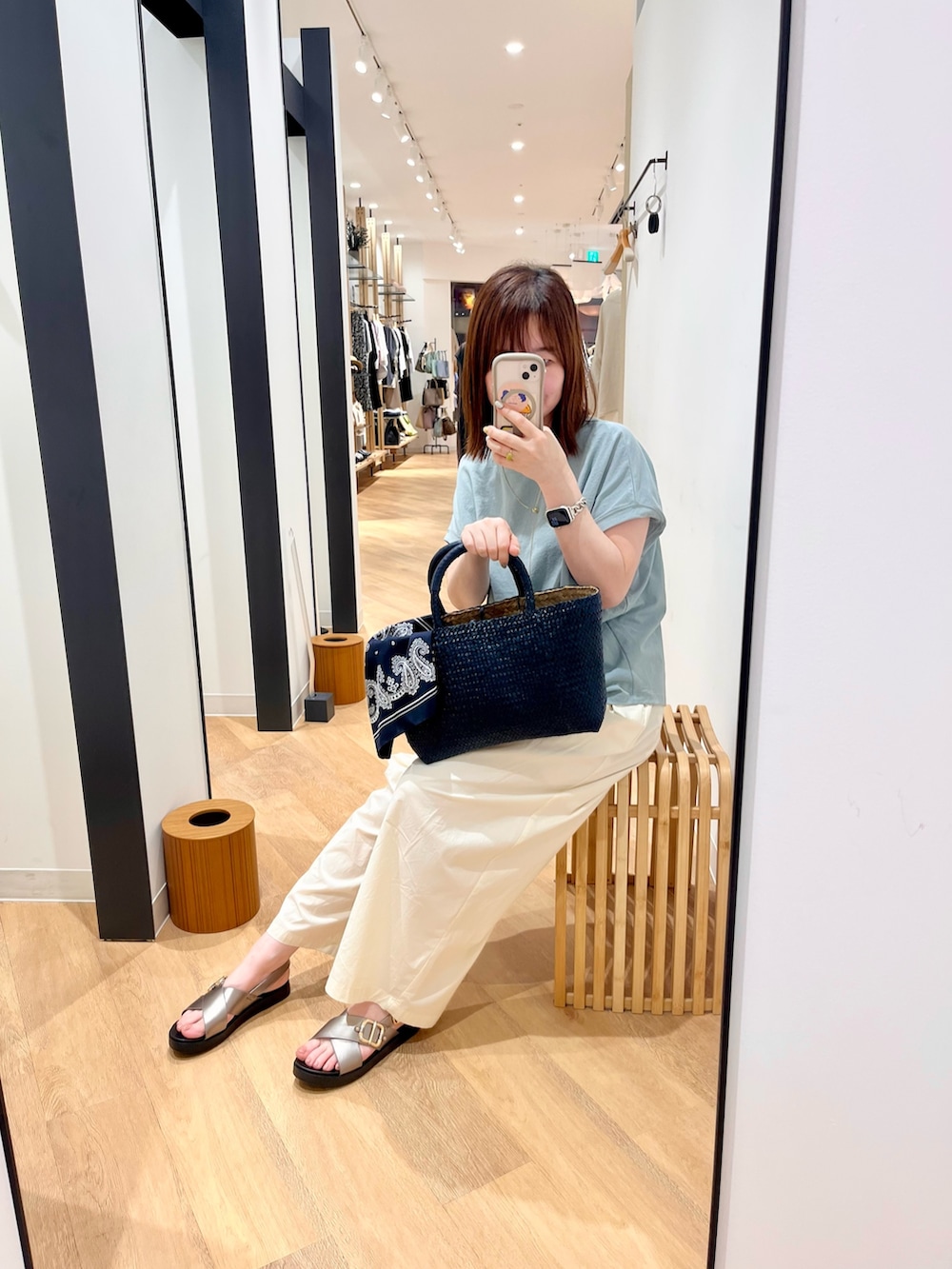 グリーン系のTシャツ/カットソー、ホワイト系のその他パンツ、ブルー系のトートバッグを着用したレディースの夏コーディネートの6枚目の写真
