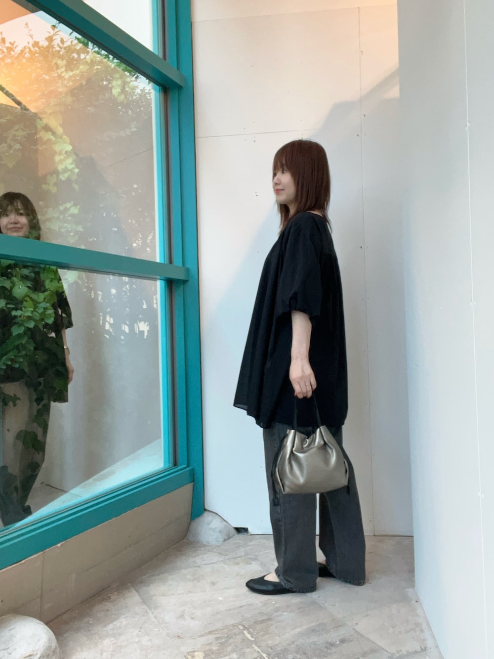 「lee101、ショルダーバッグ、レザー、トートバッグ、秋服準備はじめました、モノトーン、ボリューム袖、ブラックデニム、スタッフのこれ買いました、newarrival、ここでしか手に入らない別注アイテム、とても暑い(35度前後)、アラフォー、アラフィフ、doors」|「URBAN RESEARCH DOORSのVカットパンプス(パンプス、ブラック系)」を使った、くずみさん(骨格ウェーブ・レディース・159cm)の秋コーディネートの2枚目の写真