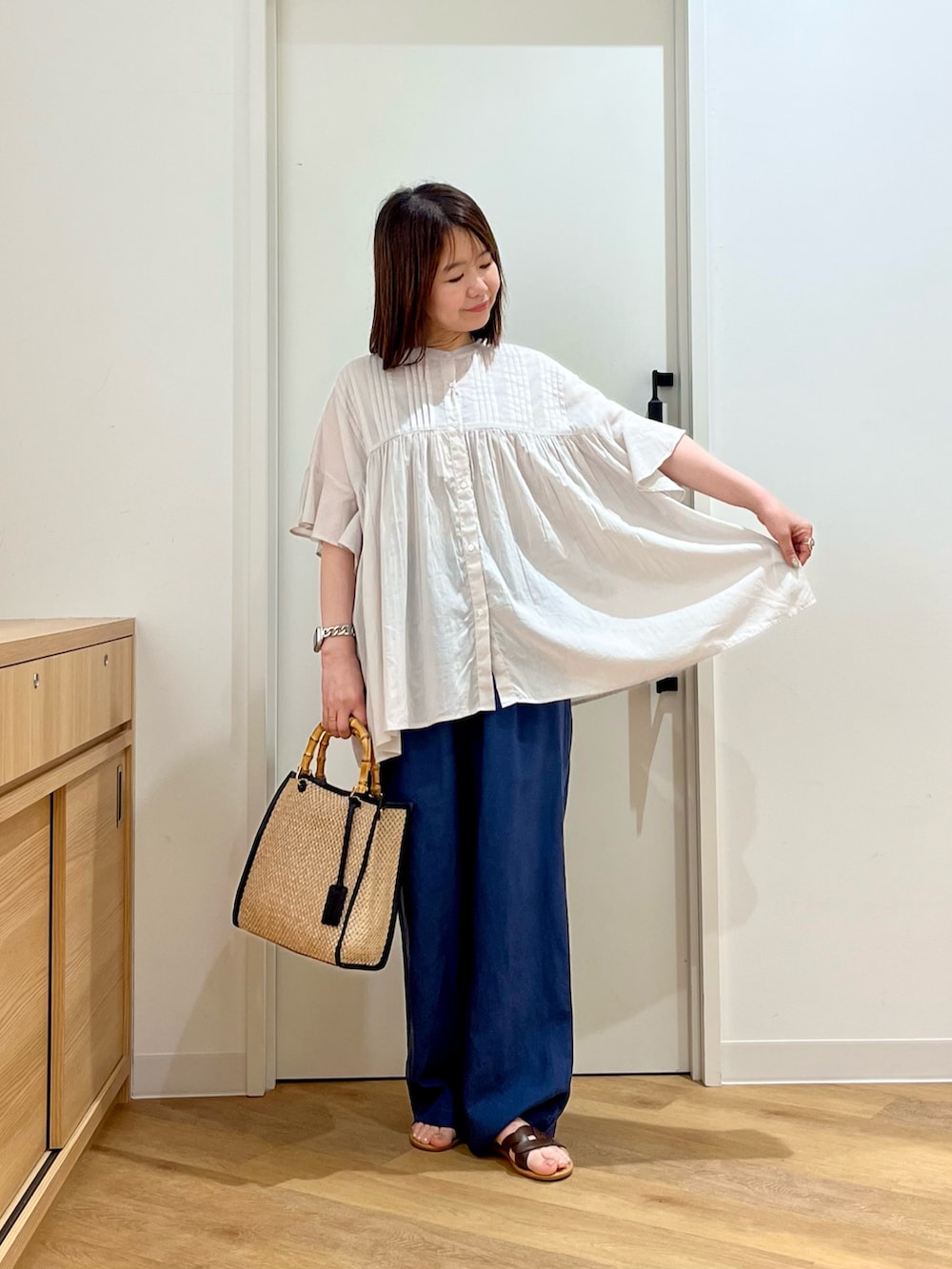 グレー系のシャツ/ブラウス、ブルー系のその他パンツ、ブラック系のショルダーバッグを着用したレディースの夏コーディネートの2枚目の写真