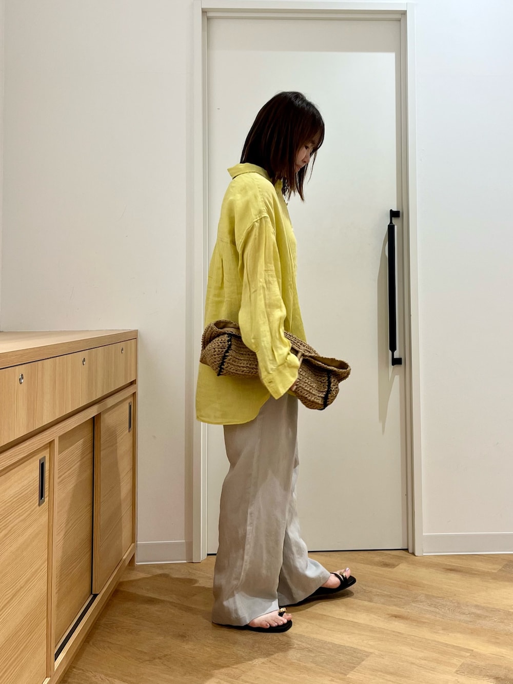 ホワイト系のタンクトップ、イエロー系のシャツ/ブラウス、ベージュ系のトートバッグを着用したレディースの夏コーディネートの5枚目の写真