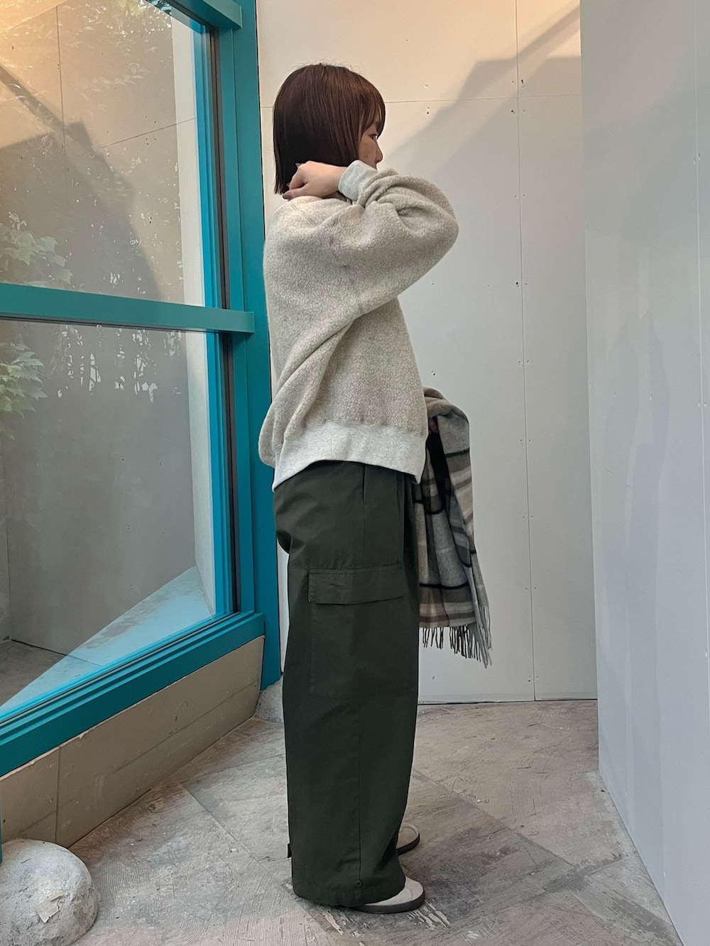 グリーン系のその他パンツ、ベージュ系のその他トップス、ブラウン系のマフラーを着用したレディースの秋コーディネートの3枚目の写真