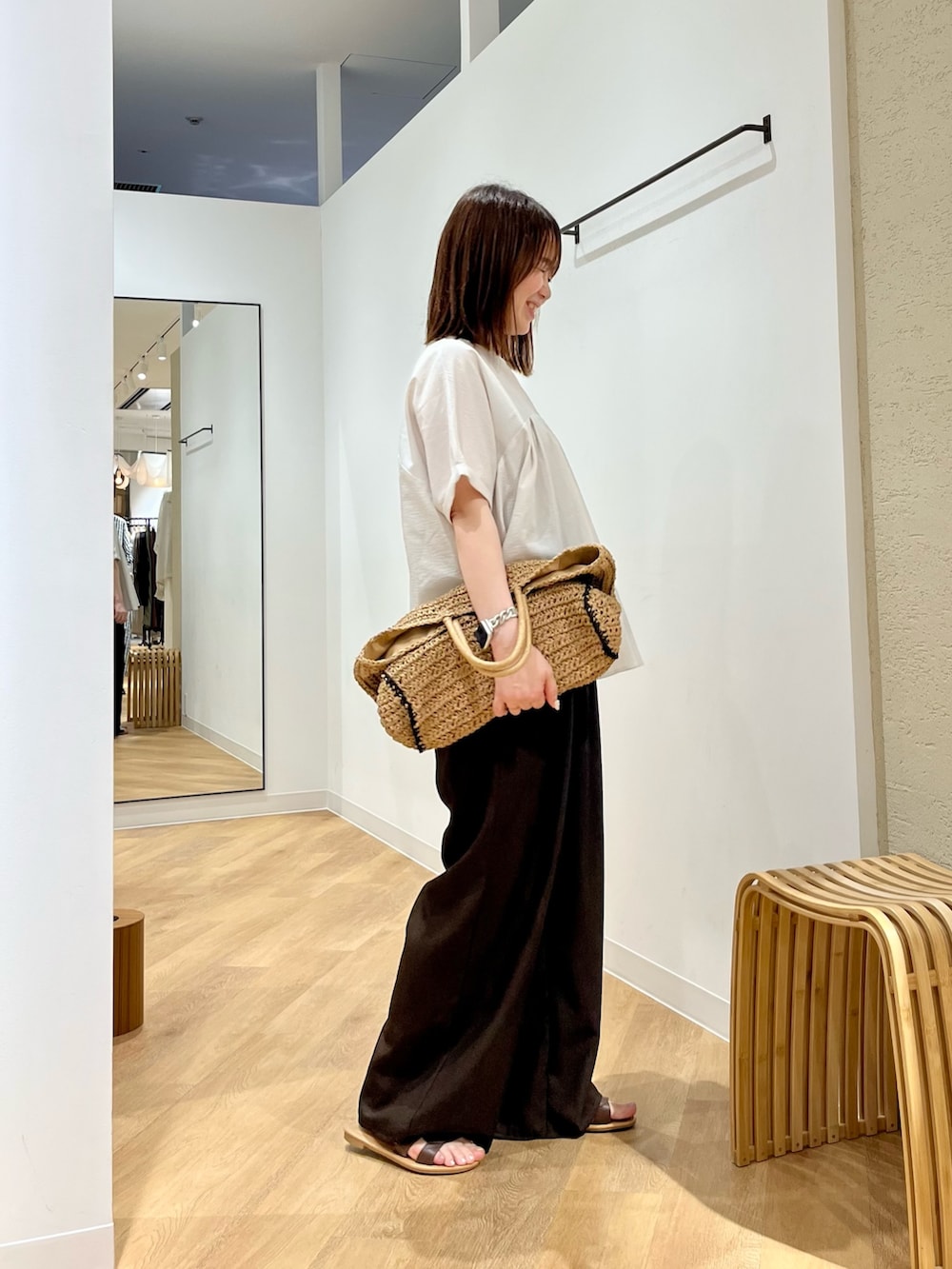 ベージュ系のトートバッグ、グレー系のシャツ/ブラウス、ブラウン系のサンダルを着用したレディースの夏コーディネートの3枚目の写真