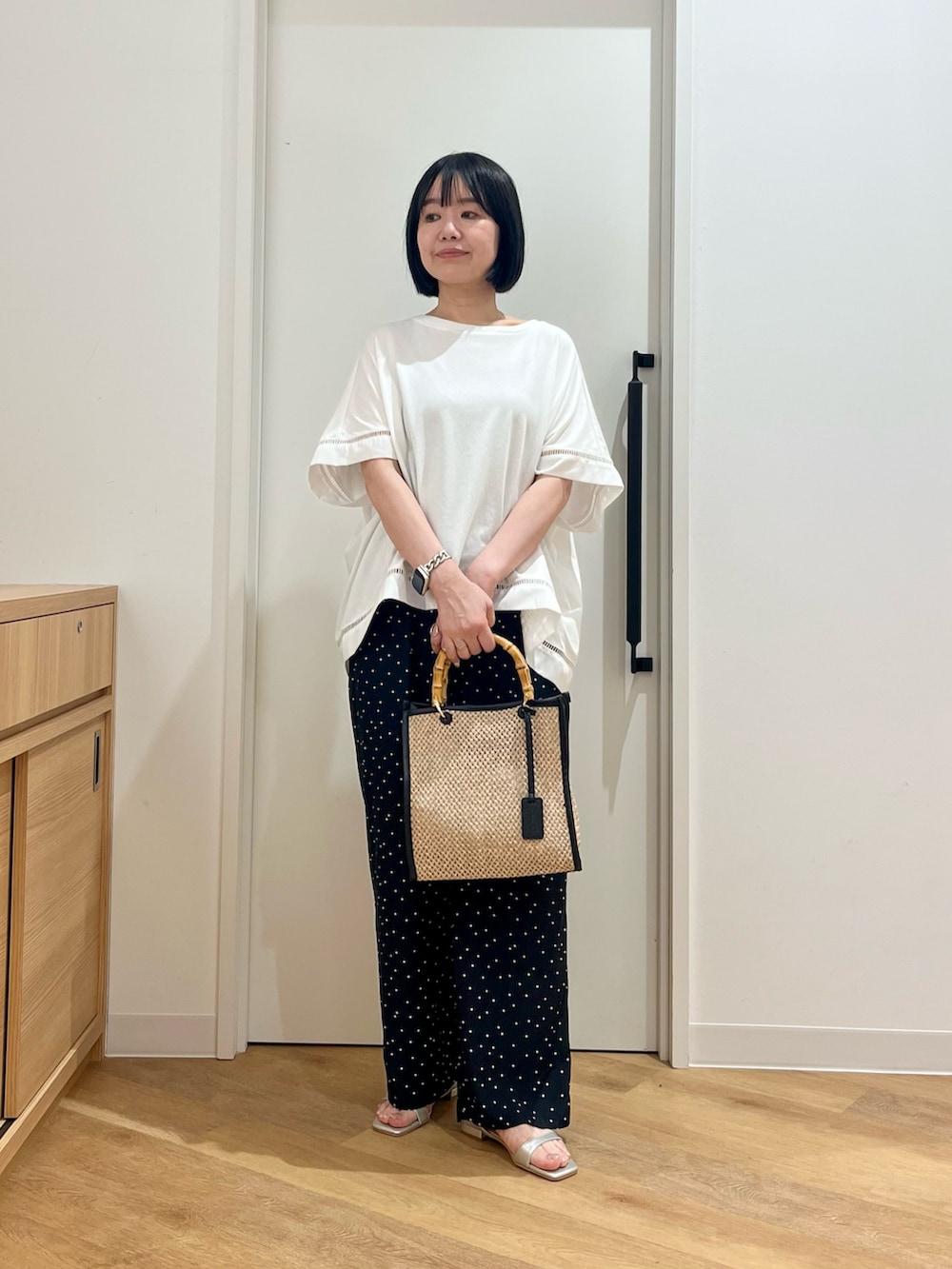 ホワイト系のTシャツ/カットソー、ブルー系のその他パンツ、ブラック系のショルダーバッグを着用したレディースの夏コーディネートの2枚目の写真