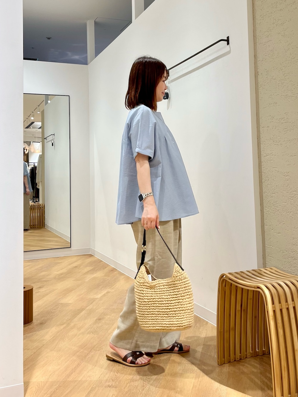 ベージュ系のその他パンツ、ブラウン系のサンダル、ブルー系のシャツ/ブラウスを着用したレディースの夏コーディネートの2枚目の写真