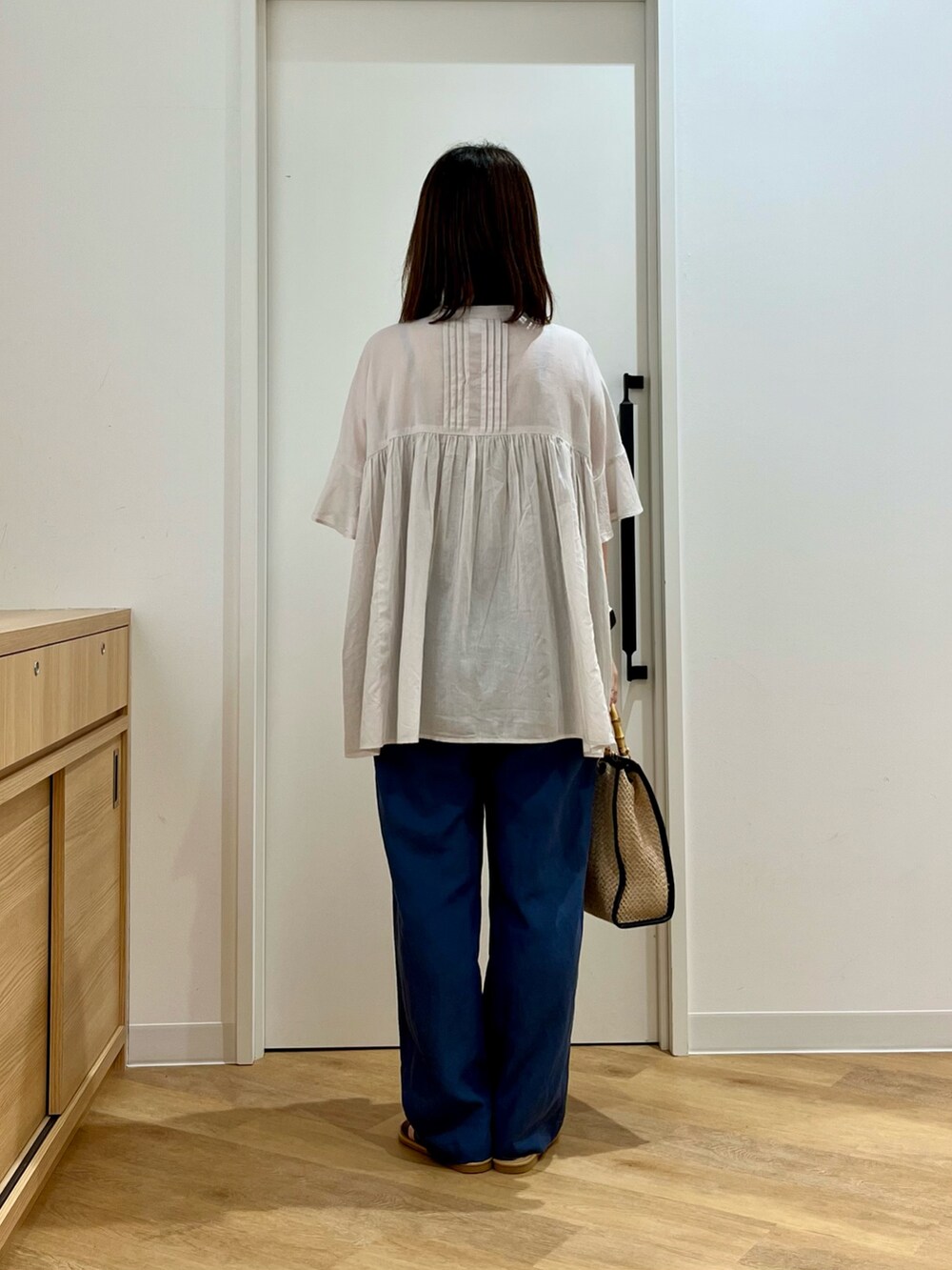 グレー系のシャツ/ブラウス、ブルー系のその他パンツ、ブラック系のショルダーバッグを着用したレディースの夏コーディネートの5枚目の写真