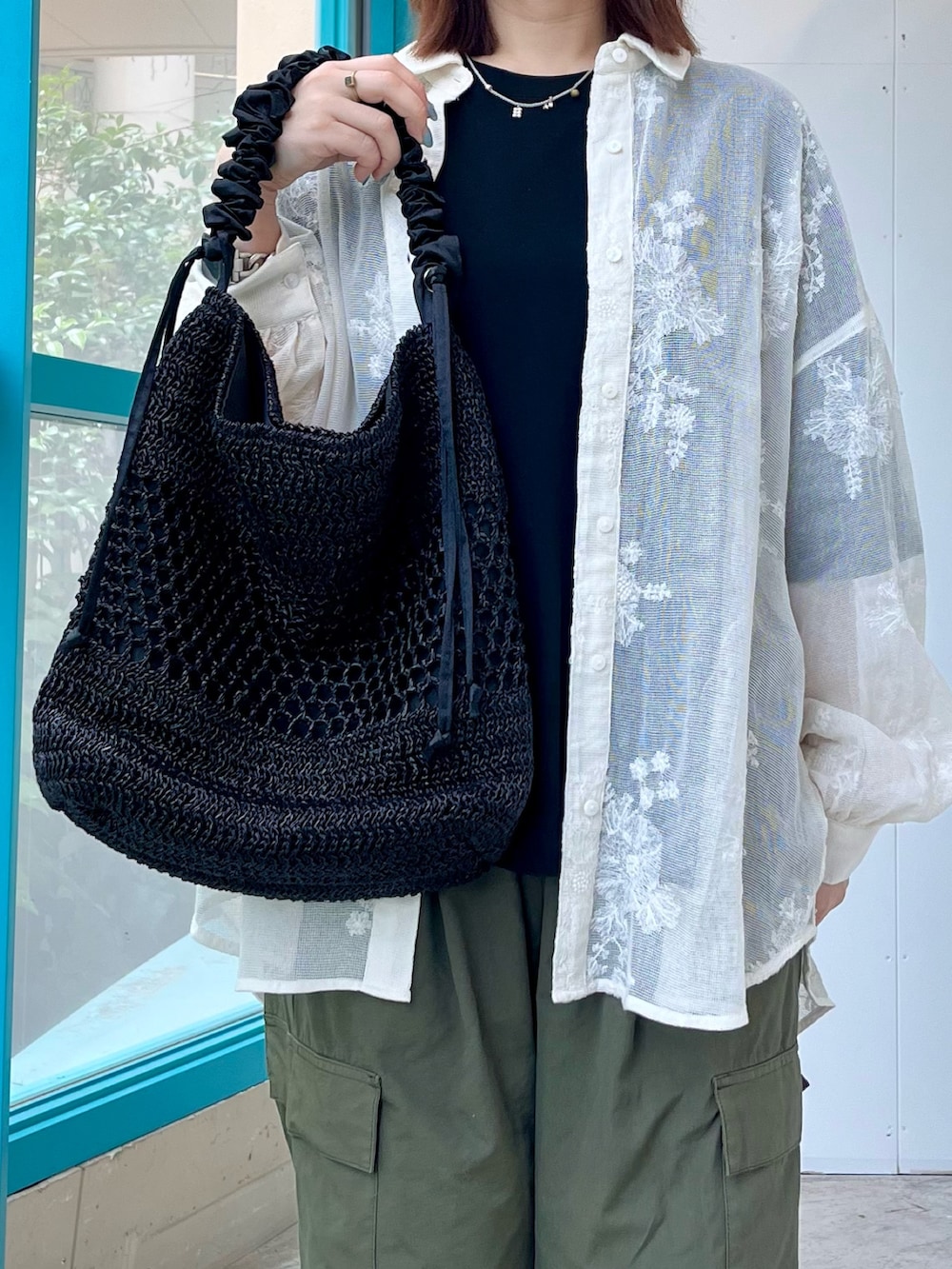 ブラック系のサンダル、ベージュ系のシャツ/ブラウス、ブラック系のTシャツ/カットソーを着用したレディースの夏コーディネートの6枚目の写真