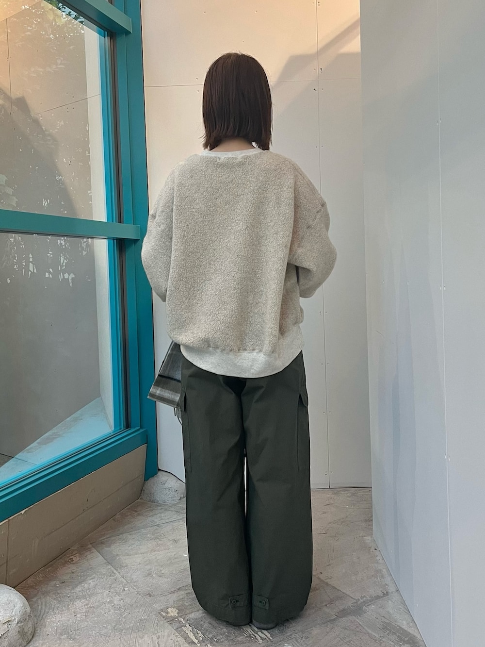 グリーン系のその他パンツ、ベージュ系のその他トップス、ブラウン系のマフラーを着用したレディースの秋コーディネートの2枚目の写真