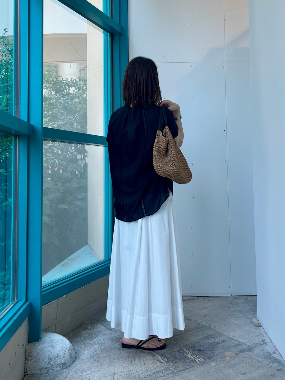 ブラック系のシャツ/ブラウス、ホワイト系のスカート、イエロー系のトートバッグを着用したレディースの夏コーディネートの5枚目の写真