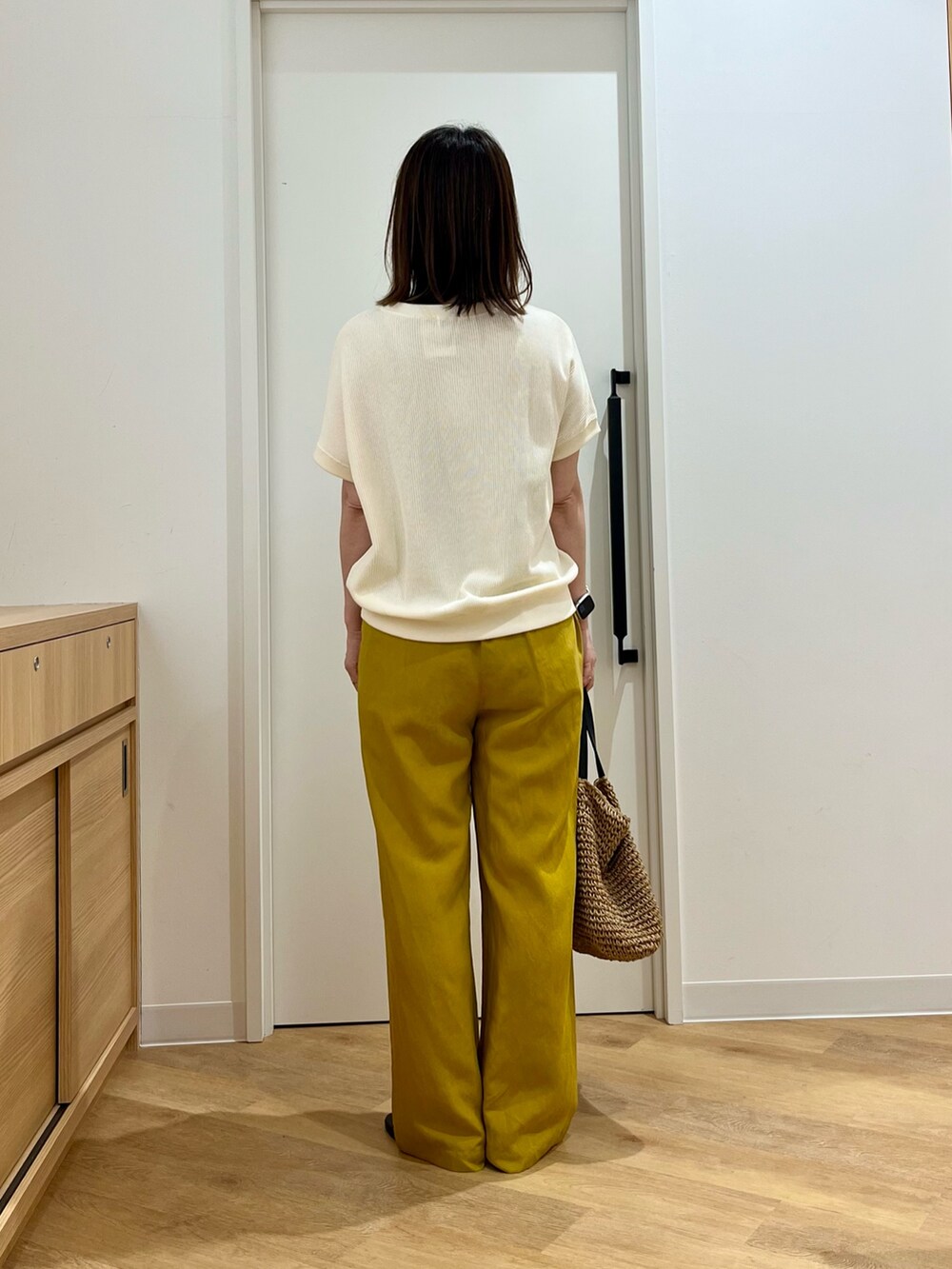 ベージュ系のTシャツ/カットソー、イエロー系のその他パンツ、イエロー系のトートバッグを着用したレディースの夏コーディネートの3枚目の写真