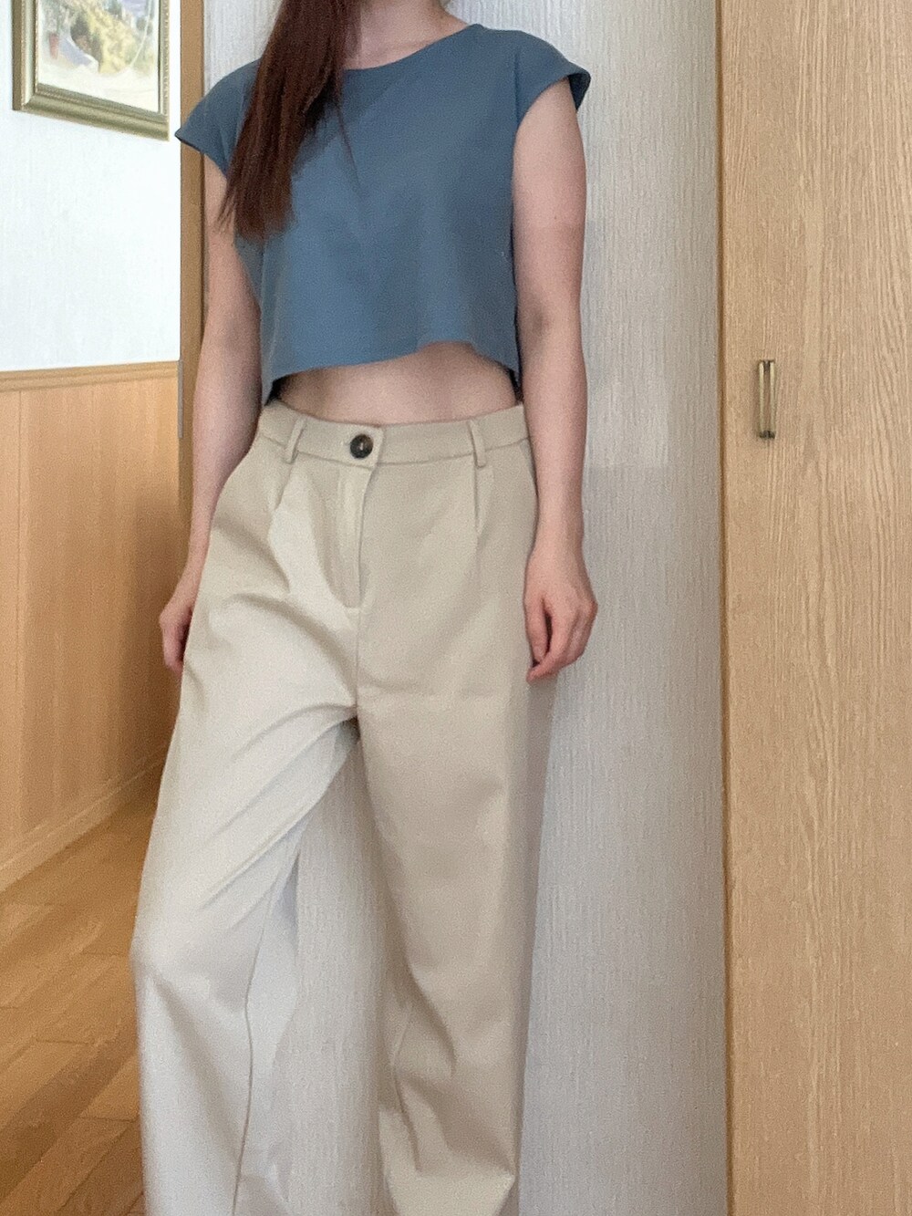 ブルー系のTシャツ/カットソー、ベージュ系のパンツを着用したレディースの夏コーディネートの2枚目の写真