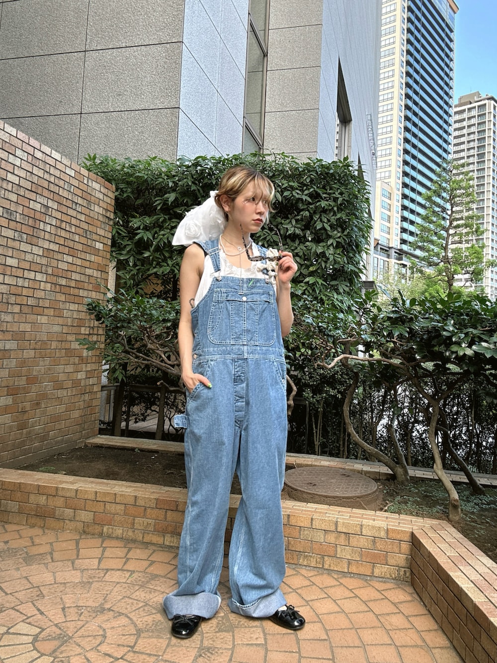 「夏ルックで気分アップ、デニム、サングラス、オトナ女子、夏服コーデ、カジュアルガーリー、夏ファッション、オーバーオール、シュシュ、オールインワン、ブルー、ラフコーデ、ノースリーブ、刺繍ブラウス、バレエシューズ」｜「HOLIDAYのHOLIDAY SLIM FLARE DENIM OVER-ALL 20202227（つなぎ/オールインワン、ブルー系）」を使った、林﨑咲良さん（骨格ウェーブ・レディース・153cm）の夏コーディネートの3枚目の写真