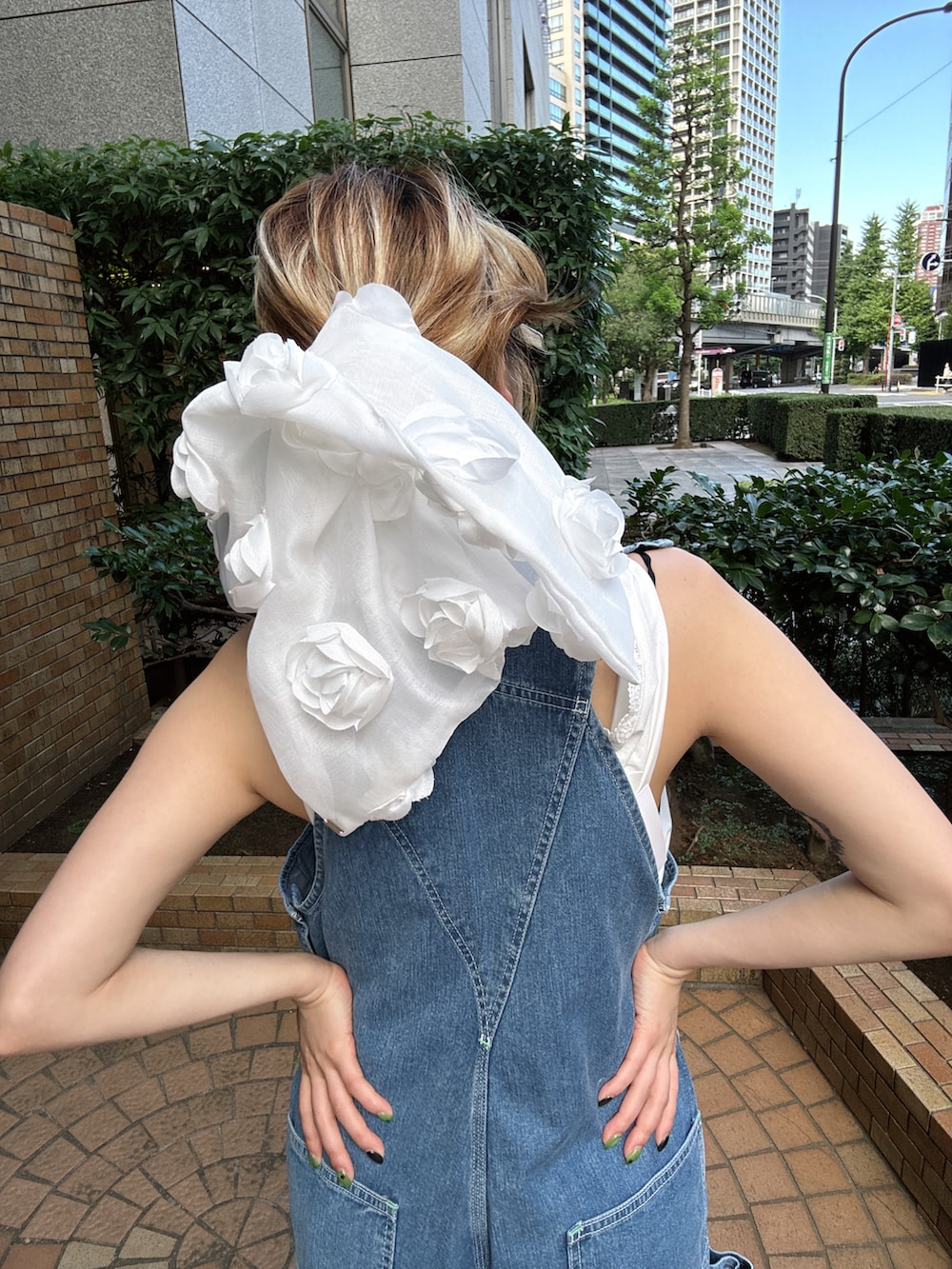 「夏ルックで気分アップ、デニム、サングラス、オトナ女子、夏服コーデ、カジュアルガーリー、夏ファッション、オーバーオール、シュシュ、オールインワン、ブルー、ラフコーデ、ノースリーブ、刺繍ブラウス、バレエシューズ」｜「HOLIDAYのHOLIDAY SLIM FLARE DENIM OVER-ALL 20202227（つなぎ/オールインワン、ブルー系）」を使った、林﨑咲良さん（骨格ウェーブ・レディース・153cm）の夏コーディネートの5枚目の写真