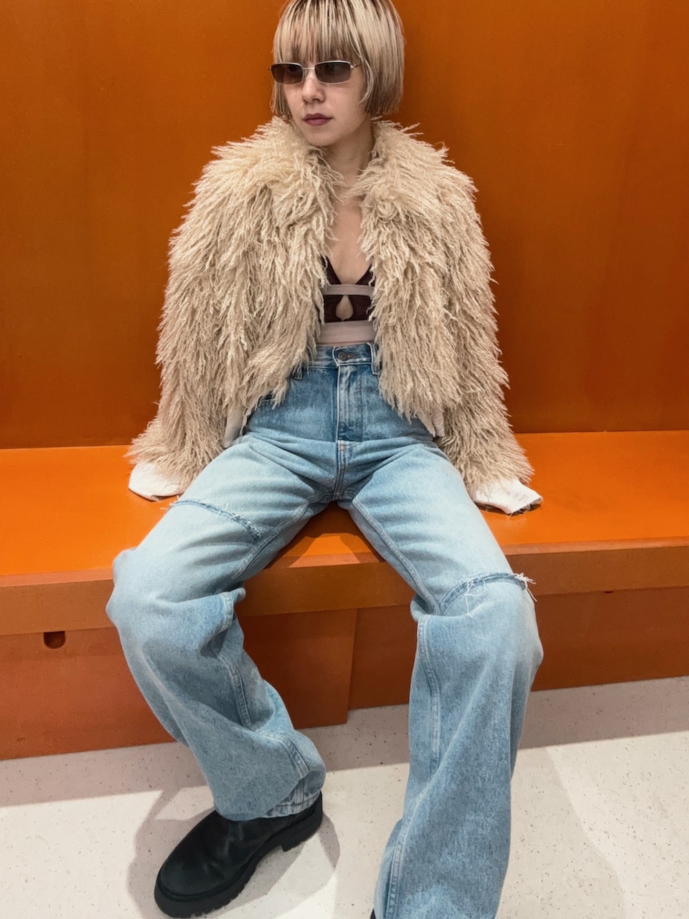 「秋コーデ、ファー、デニム、デニムパンツ、きれいめカジュアル、パンツスタイル、低身長女子、ベージュ、ロングブーツ、ファージャケット」｜「FETICOのアイテム（アンダーウェア、ブラウン系）」を使った、林﨑咲良さん（骨格ウェーブ・レディース・153cm）の秋コーディネートの3枚目の写真
