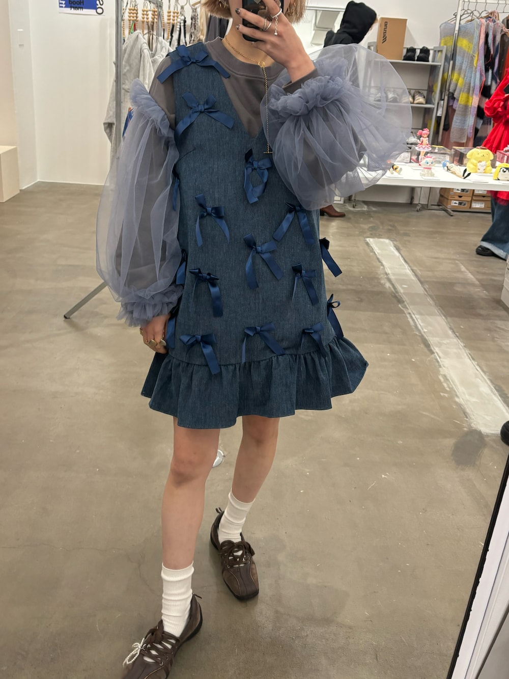 「レイヤードスタイル、デニム、低身長コーデ、シャツスタイル、チョーカー、着回しコーデ、ミニワンピ、ショートパンツ、スウェットパンツ、スウエット、ショート丈トップス、リボン、トラックパンツ、スポーツミックス、チュール」｜「VIVIANOのアイテム（スウェットパンツ、グレー系）」を使った、林﨑咲良さん（骨格ウェーブ・レディース・153cm）の秋コーディネートの3枚目の写真