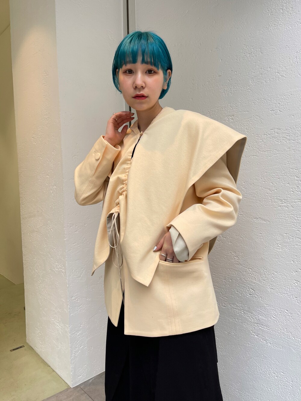 「春コーデ、低身長女子、淡色コーデ、ベスト、パステル映える春、パステルカラー、レイヤードスタイル、ワンピース、テーラードジャケット、モード、ブーツ、ビックシルエット」｜「Jensのアイテム（ベスト、イエロー系）」を使った、林﨑咲良さん（レディース・153cm）の春コーディネートの2枚目の写真